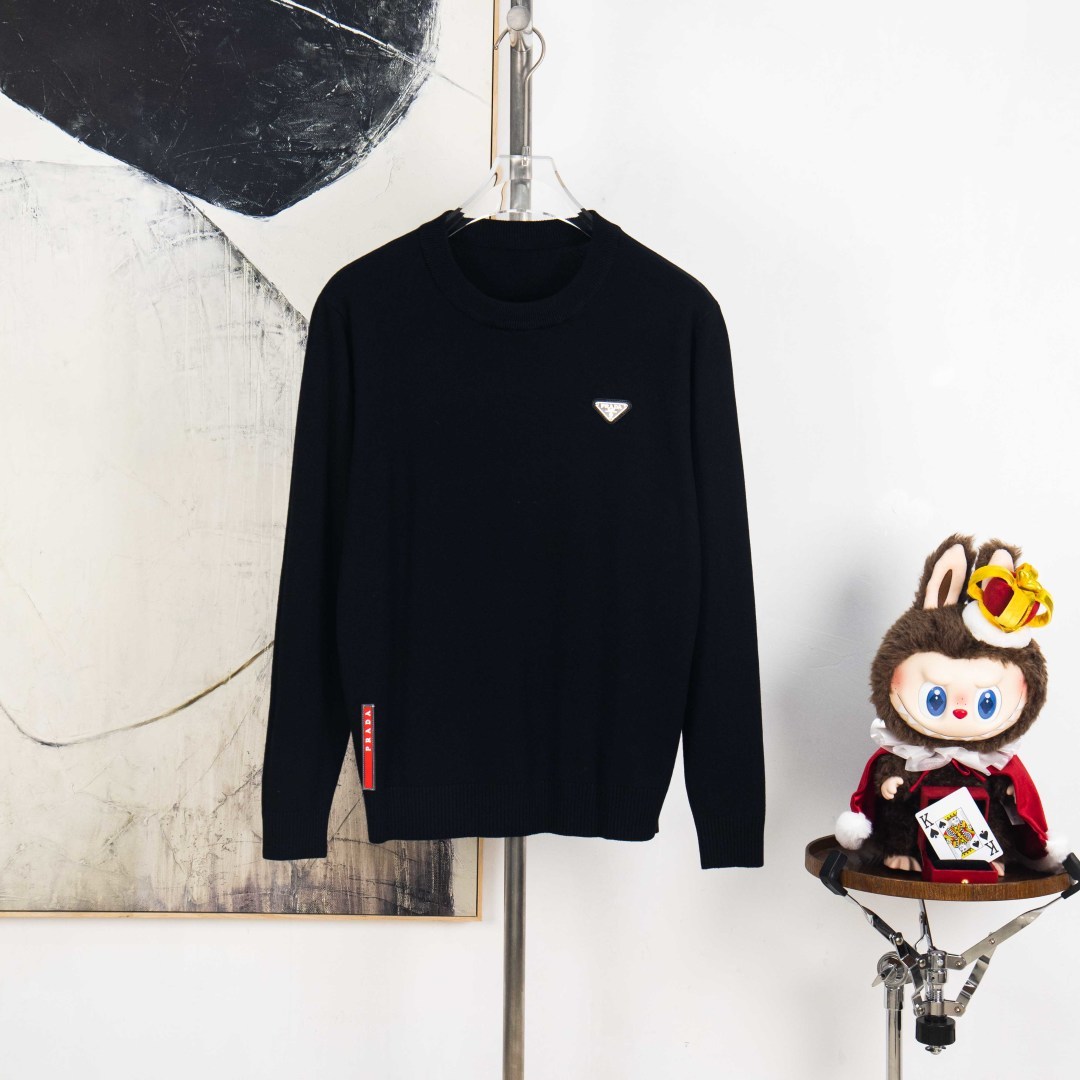 P225


zp版本［独家供应］
 PRADA/普拉达  2025Fw 经典款胸前徽章logo字母标识小织带 简约休闲套头毛衣羊毛衫 进口羊毛混纺面料
升级，灵感源自八十年代复古
原版面料 官方同款 圆领 长袖  套装
定制 网纱毛衣针织面料  手感非常舒服  
春夏最新砖柜同步 时尚又个性 超级百搭好看款               
男女都非常合适  人手必备款 
吊牌 领标 水洗麦 三标齐全

颜色: 黑 白 灰
尺码：M L XL 2XL 3XL 
编号：YK10502