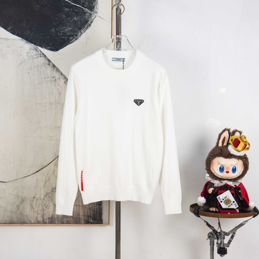P225


zp版本［独家供应］
 PRADA/普拉达  2025Fw 经典款胸前徽章logo字母标识小织带 简约休闲套头毛衣羊毛衫 进口羊毛混纺面料
升级，灵感源自八十年代复古
原版面料 官方同款 圆领 长袖  套装
定制 网纱毛衣针织面料  手感非常舒服  
春夏最新砖柜同步 时尚又个性 超级百搭好看款               
男女都非常合适  人手必备款 
吊牌 领标 水洗麦 三标齐全

颜色: 黑 白 灰
尺码：M L XL 2XL 3XL 
编号：YK10503