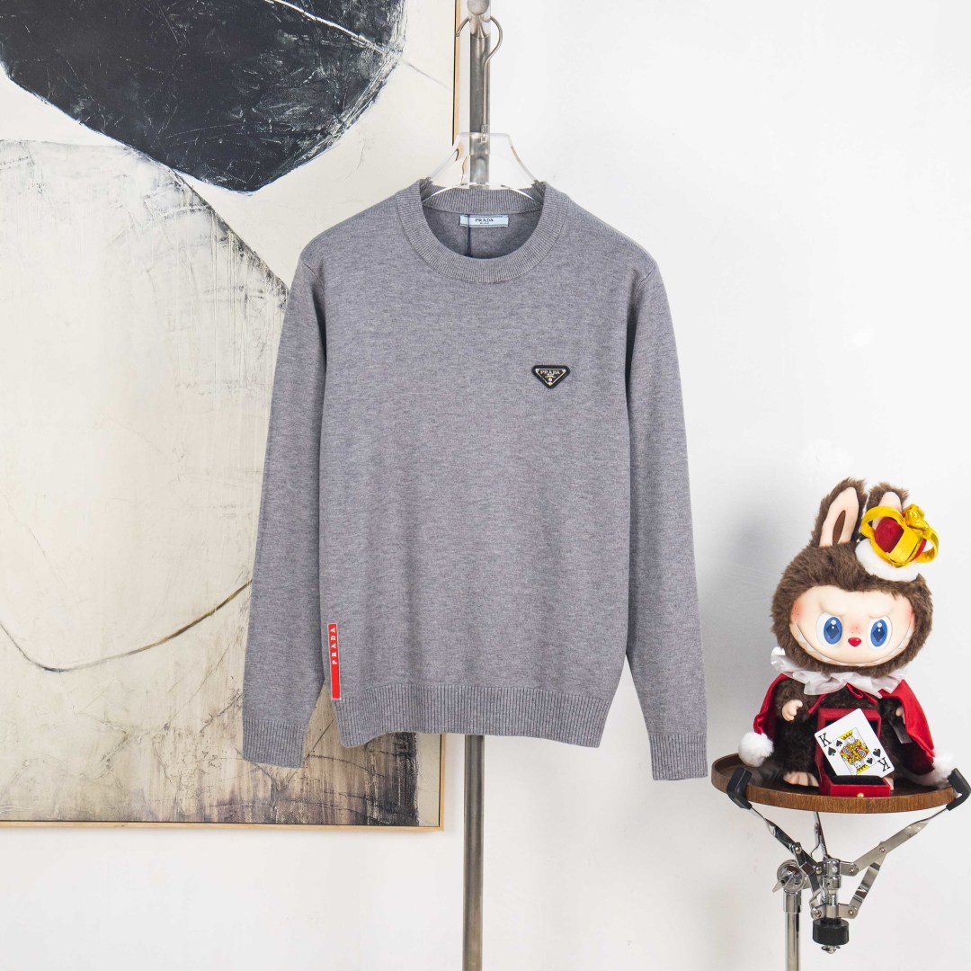 P225


zp版本［独家供应］
 PRADA/普拉达  2025Fw 经典款胸前徽章logo字母标识小织带 简约休闲套头毛衣羊毛衫 进口羊毛混纺面料
升级，灵感源自八十年代复古
原版面料 官方同款 圆领 长袖  套装
定制 网纱毛衣针织面料  手感非常舒服  
春夏最新砖柜同步 时尚又个性 超级百搭好看款               
男女都非常合适  人手必备款 
吊牌 领标 水洗麦 三标齐全

颜色: 黑 白 灰
尺码：M L XL 2XL 3XL 
编号：YK10504