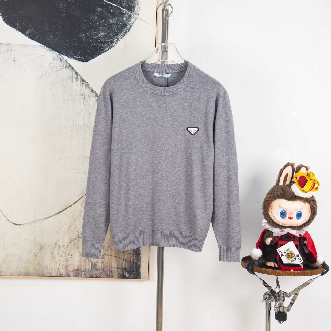 P225


zp版本［独家供应］
 PRADA/普拉达  2025Fw 经典款胸前徽章logo字母标识 简约休闲套头毛衣羊毛衫 进口羊毛混纺面料
升级，灵感源自八十年代复古
原版面料 官方同款 圆领 长袖  套装
定制 网纱毛衣针织面料  手感非常舒服  
春夏最新砖柜同步 时尚又个性 超级百搭好看款               
男女都非常合适  人手必备款 
吊牌 领标 水洗麦 三标齐全

颜色: 黑 白 灰
尺码：M L XL 2XL 3XL
编号：YK10505