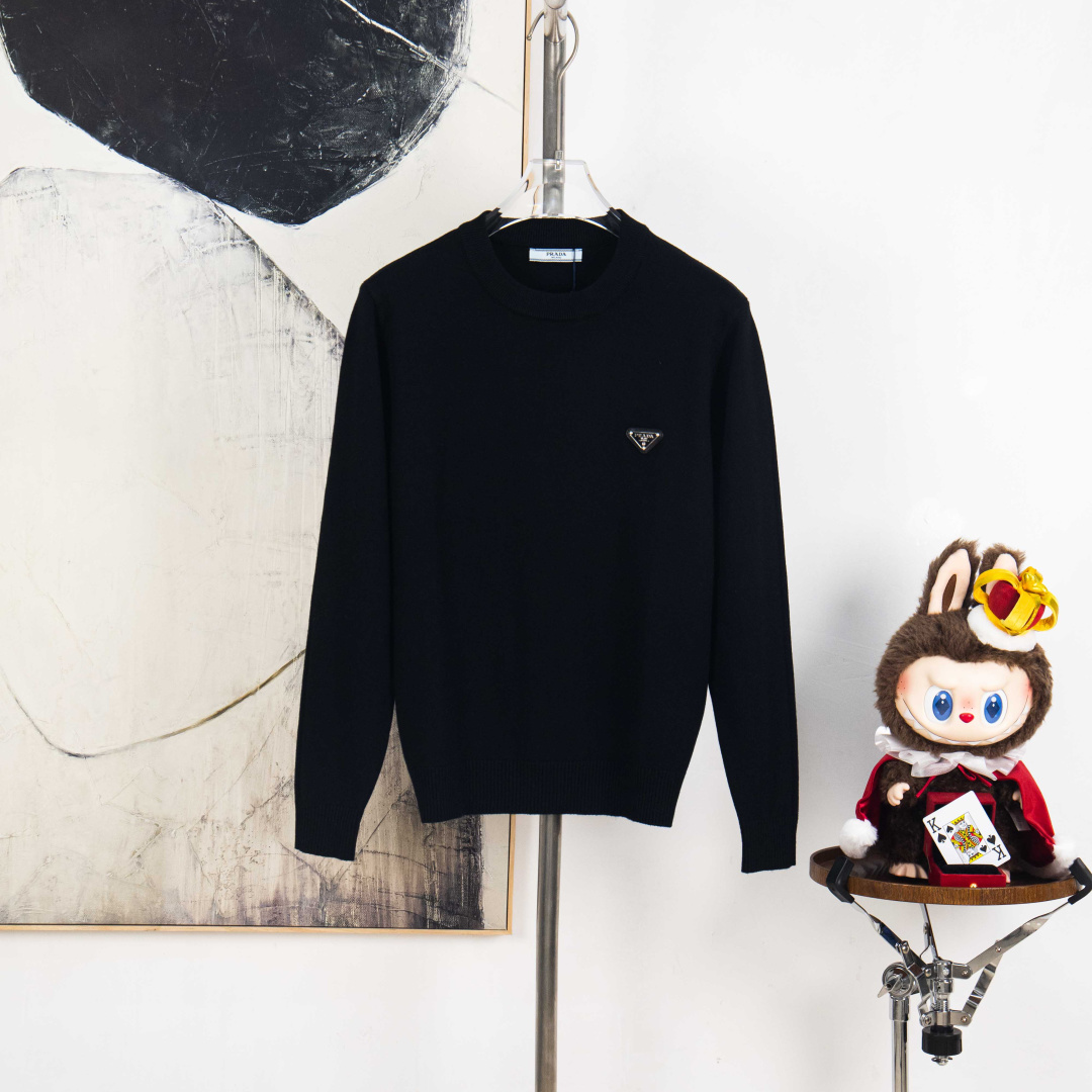 P225



zp版本［独家供应］
 PRADA/普拉达  2025Fw 经典款胸前徽章logo字母标识 简约休闲套头毛衣羊毛衫 进口羊毛混纺面料
升级，灵感源自八十年代复古
原版面料 官方同款 圆领 长袖  套装
定制 网纱毛衣针织面料  手感非常舒服  
春夏最新砖柜同步 时尚又个性 超级百搭好看款               
男女都非常合适  人手必备款 
吊牌 领标 水洗麦 三标齐全

颜色: 黑 白 灰
尺码：M L XL 2XL 3XL
编号：YK10506
