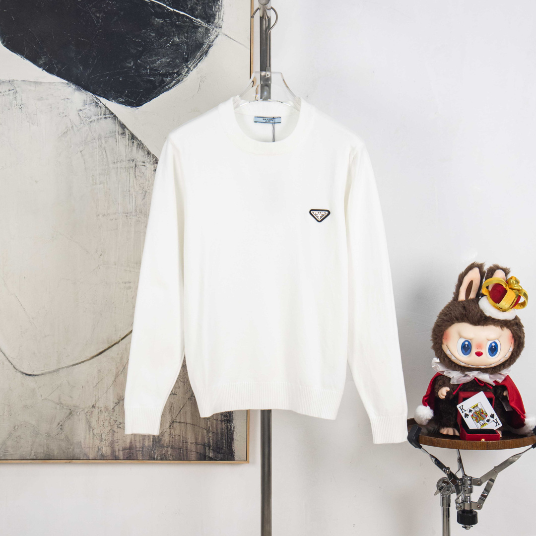 P225



zp版本［独家供应］
 PRADA/普拉达  2025Fw 经典款胸前徽章logo字母标识 简约休闲套头毛衣羊毛衫 进口羊毛混纺面料
升级，灵感源自八十年代复古
原版面料 官方同款 圆领 长袖  套装
定制 网纱毛衣针织面料  手感非常舒服  
春夏最新砖柜同步 时尚又个性 超级百搭好看款               
男女都非常合适  人手必备款 
吊牌 领标 水洗麦 三标齐全

颜色: 黑 白 灰
尺码：M L XL 2XL 3XL
编号：YK10507