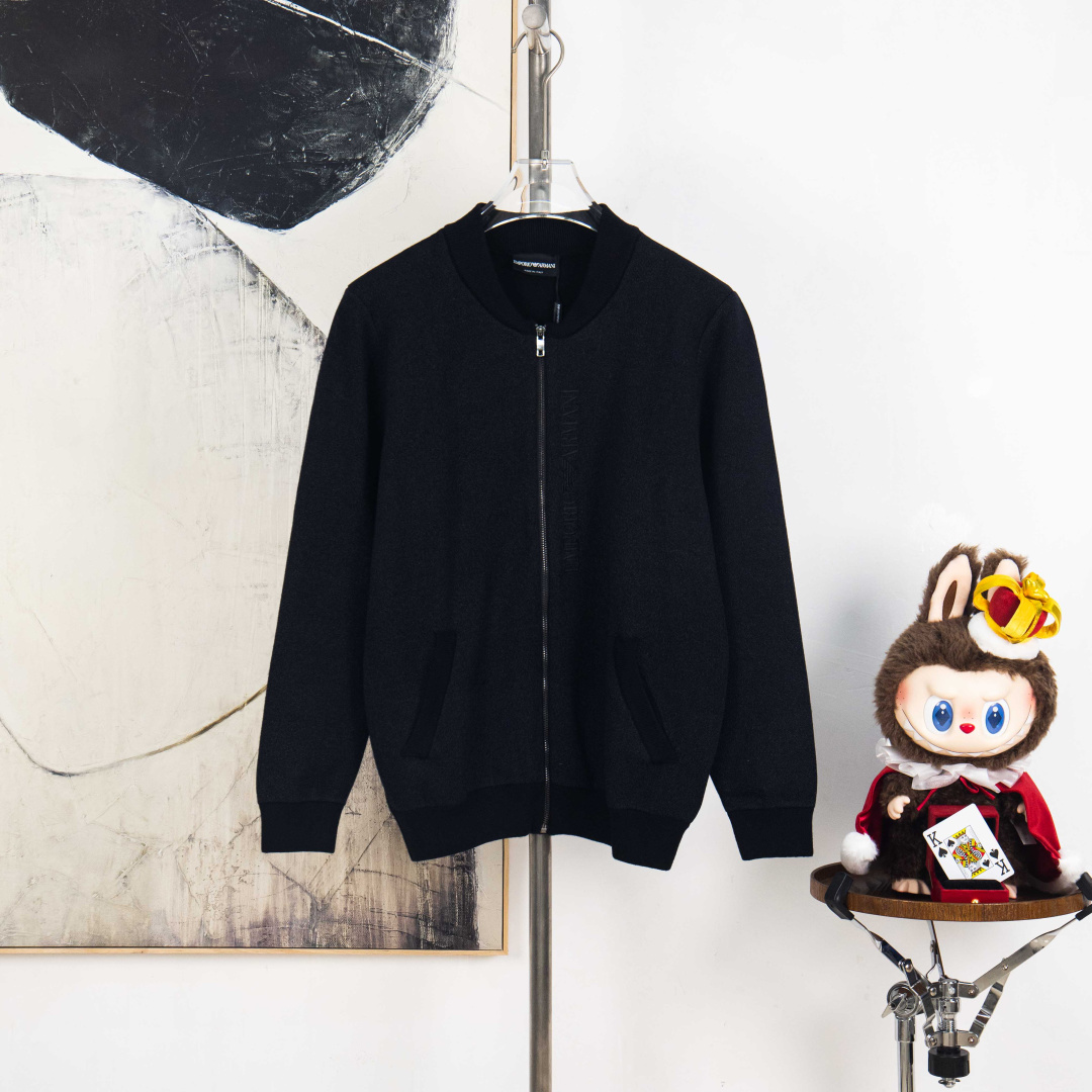 Chaqueta Emporio Armani con Cremallera y Bordado para Hombre – Elegante y Casual