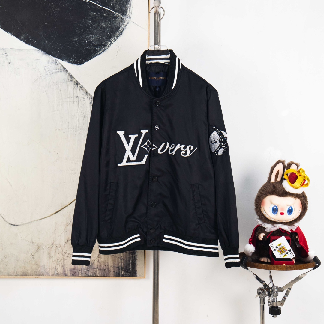 P255



zp版本［独家供应］
LV 路易威登菲董联名款烫钻绣花棒球服夹克外套
多明星网红爆款百搭款 精密万针绣花不漏针全方位1.1还原所见即所得 面料防风防水透气舒适
实物超级帅 非常板正 强烈安利🙋🏻‍♂️

颜色：黑色
尺码：S M L XL
编号：MY10522