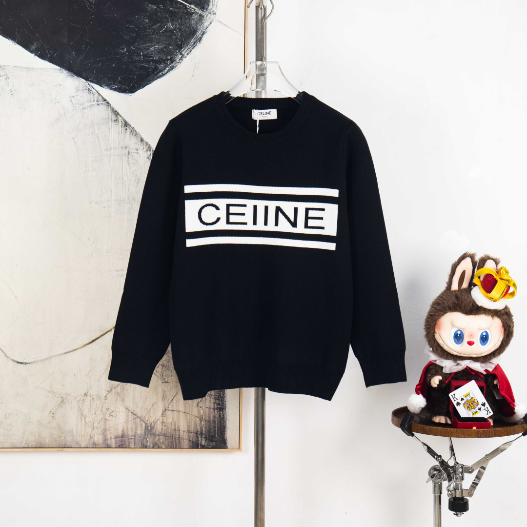 P235


zp版本［独家供应］
塞琳 CELINE 横幅经典字母logo针织🧶圆领毛衣 超高克重重工制作
面料精选羊毛混纺面料柔软舒适透气亲肤 上身效果极佳 不扎人很舒适 进口机器编织拼接设计 内里包边包条做工高版本 细节完美 版型宽松 良心制作

颜色: 黑色
尺码：S M L XL
编号：MY10523