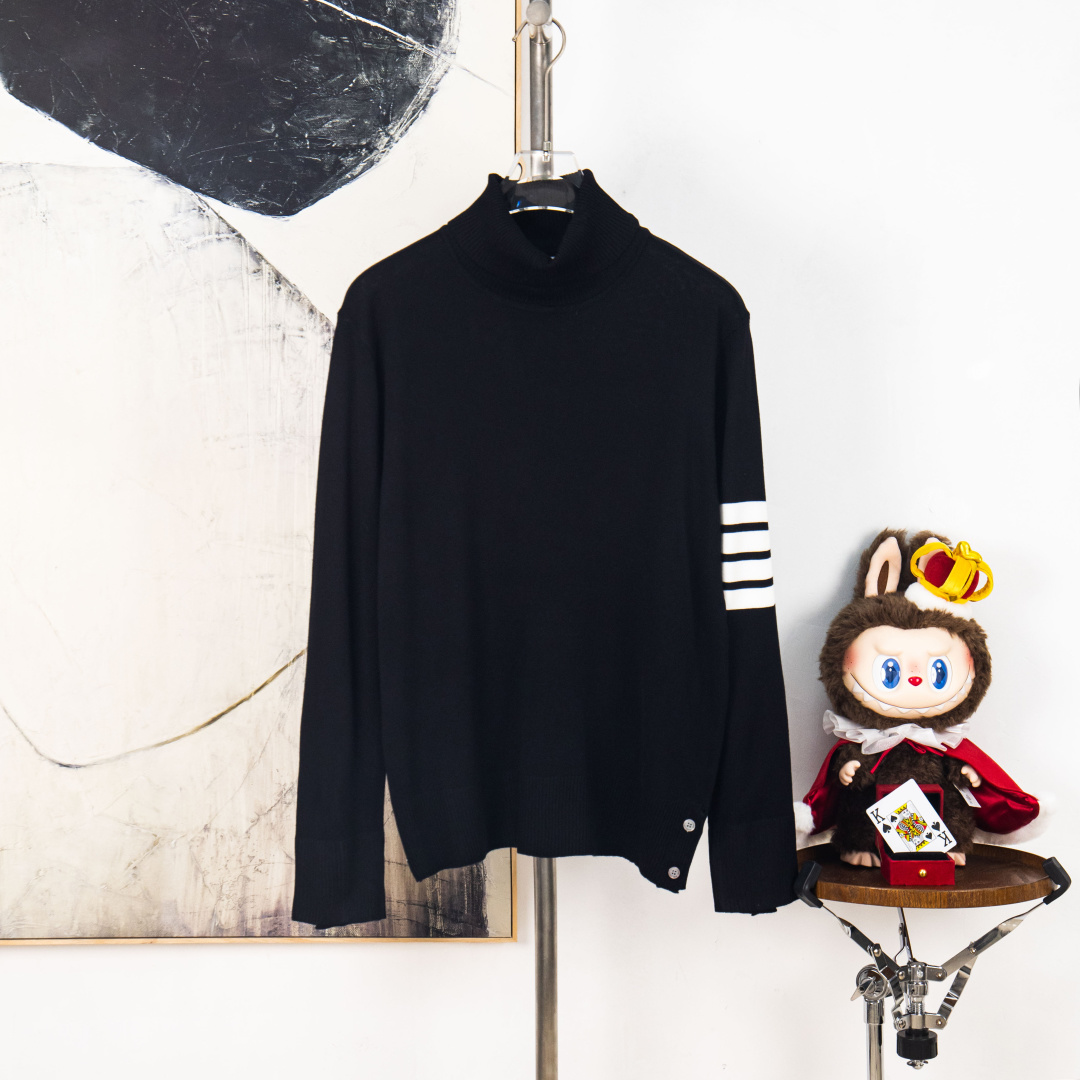 P225


zp版本［独家供应］
Thom Browne ➡️汤姆布朗 长袖高领毛衣羊毛衫
TB经典四条杠基础风格 年年都穿的经典款必须选择品质⚠️全部对色定染含羊毛的棉纱线，柔软亲肤，双层针织很厚实，手感无敌好，拿到手里就能感受出它的质感❗️❗️随便一套就能出门很万能，盛装出席搭大衣穿着它上班也无违和感！下面搭配牛仔裤或TB系列百褶裙，高级感拿捏，减龄学院风！

颜色:黑色  白色
尺码：M L XL 2XL 3XL
编号：YK10548