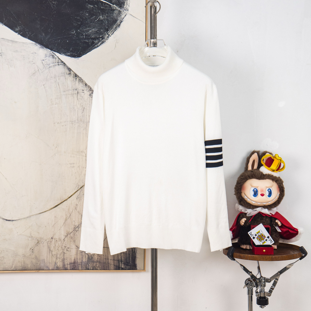 P225


zp版本［独家供应］
Thom Browne ➡️汤姆布朗 长袖高领毛衣羊毛衫
TB经典四条杠基础风格 年年都穿的经典款必须选择品质⚠️全部对色定染含羊毛的棉纱线，柔软亲肤，双层针织很厚实，手感无敌好，拿到手里就能感受出它的质感❗️❗️随便一套就能出门很万能，盛装出席搭大衣穿着它上班也无违和感！下面搭配牛仔裤或TB系列百褶裙，高级感拿捏，减龄学院风！

颜色:黑色  白色
尺码：M L XL 2XL 3XL
编号：YK10549