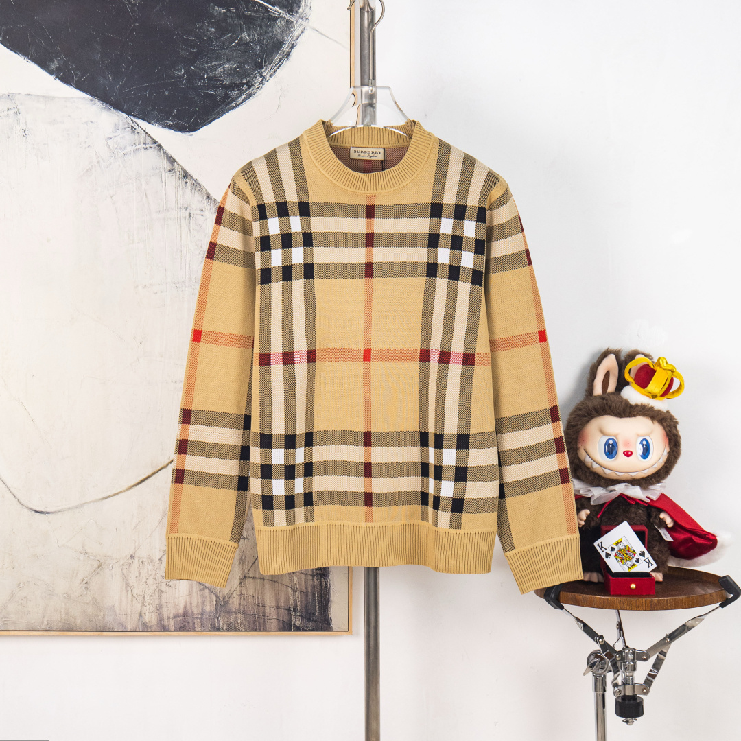 P225


zp版本［独家供应］
 BURBERRY/巴宝莉 经典拼色格子套头针织毛衣羊毛衫 进口羊毛混纺面料
升级，灵感源自八十年代复古 高级感拿捏 减龄学院风
原版面料 官方同款 圆领 长袖  套装
定制 网纱毛衣针织面料  手感非常舒服  
2025ss春夏最新砖柜同步 时尚又个性 超级百搭好看款               
男女都非常合适  人手必备款 
吊牌 领标 水洗麦 三标齐全

颜色: 卡其色
尺码：M L XL 2XL
编号：YK10550