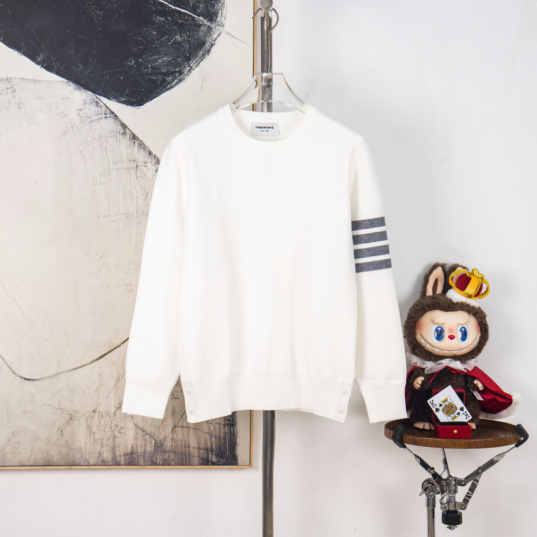 P235



zp版本［独家供应］
Thom Browne ➡️汤姆布朗 华夫格圆领毛衣
TB经典四条杠基础风格 年年都穿的经典款必须选择品质⚠️全部对色定染含羊毛的棉纱线，柔软亲肤，双层针织很厚实，手感无敌好，拿到手里就能感受出它的质感❗️❗️随便一套就能出门很万能，盛装出席搭大衣穿着它上班也无违和感！下面搭配牛仔裤或TB系列百褶裙，高级感拿捏，减龄学院风！

颜色:黑 白 灰 淡蓝
尺码:M L XL XXL
​编号：YK10554