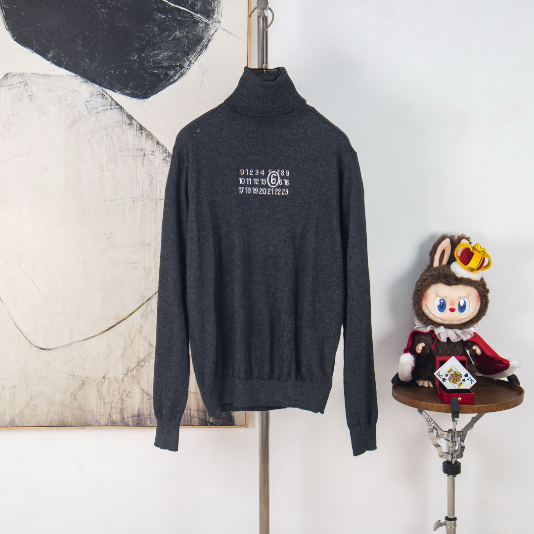 Maison Margiela סוודר גולף עם חורי תפירה ואריגת ז’קארד לגברים