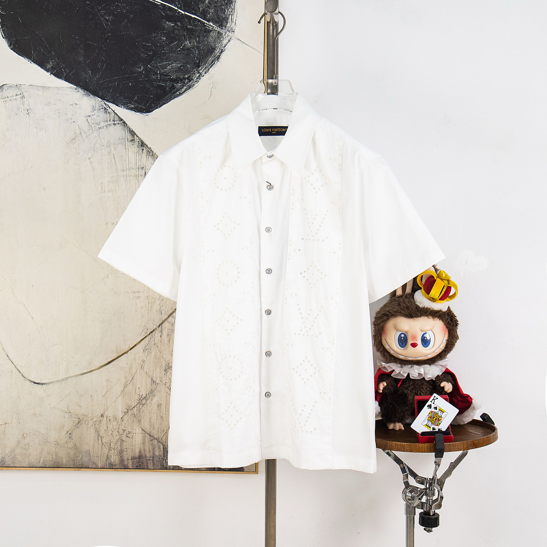 P175 versión zp [suministro exclusivo] Camisa de manga corta LV/Louis SS26 con bordado calado, el pecho está cubierto c…