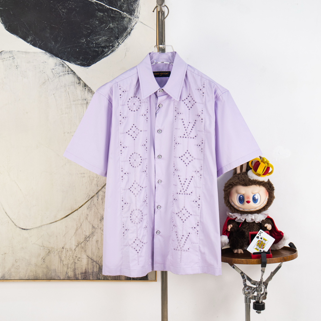 P175 versión zp [suministro exclusivo] Camisa de manga corta LV/Louis SS26 con bordado calado, el pecho está cubierto c…