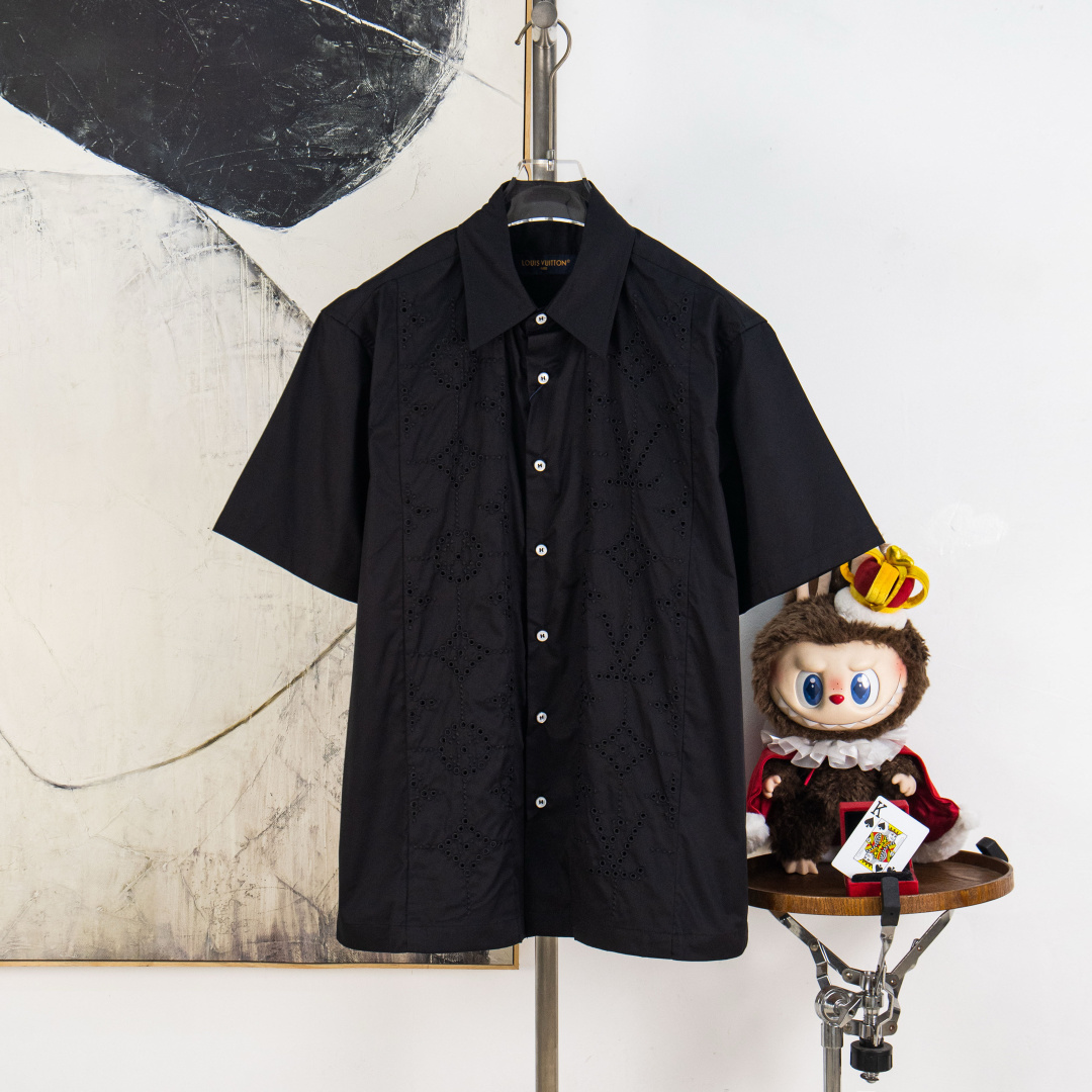 P175 versión zp [suministro exclusivo] Camisa de manga corta LV/Louis SS26 con bordado calado, el pecho está cubierto c…