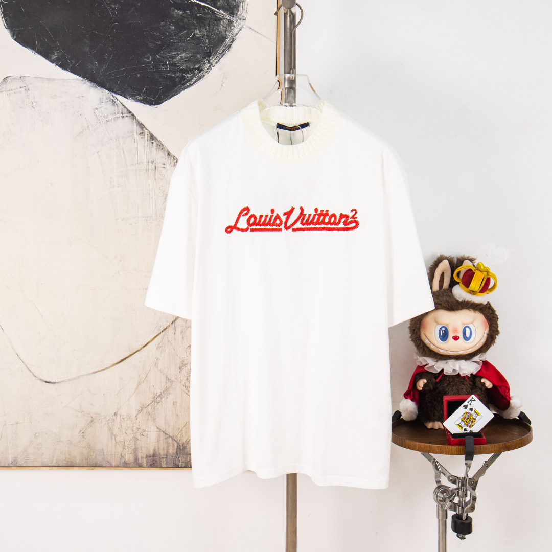 P100 versión zp [suministro exclusivo] Camiseta de cuello redondo LOUIS VUITTON con bordado de letras clásico, comprada…