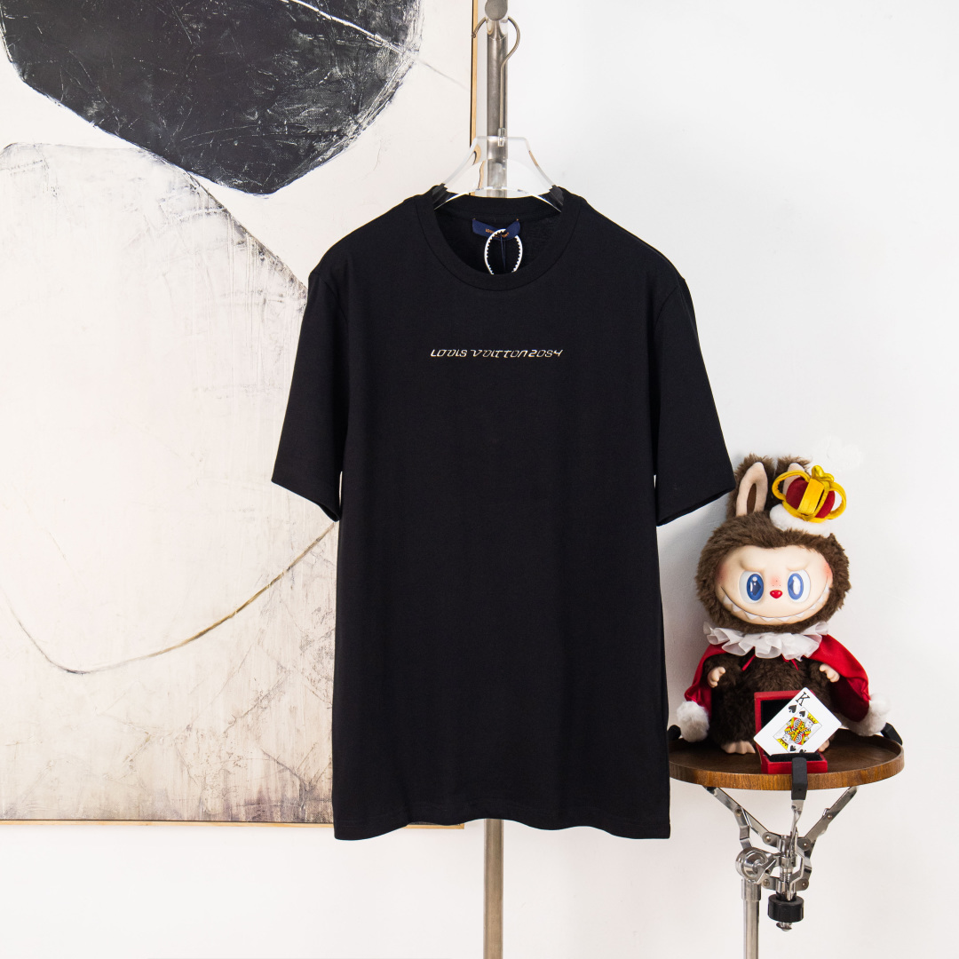 P105 zp版本［独家供应］ LOUIS VUITTON 经典五金饰品圆领短袖 正品6699购入开发 32支精疏棉平纹面料，1*1索罗纳罗纹 面料酵洗，高温烫画 定制1：1五金，定制1：1商标 合身版型 颜色：黑 尺码：S M L XL…
