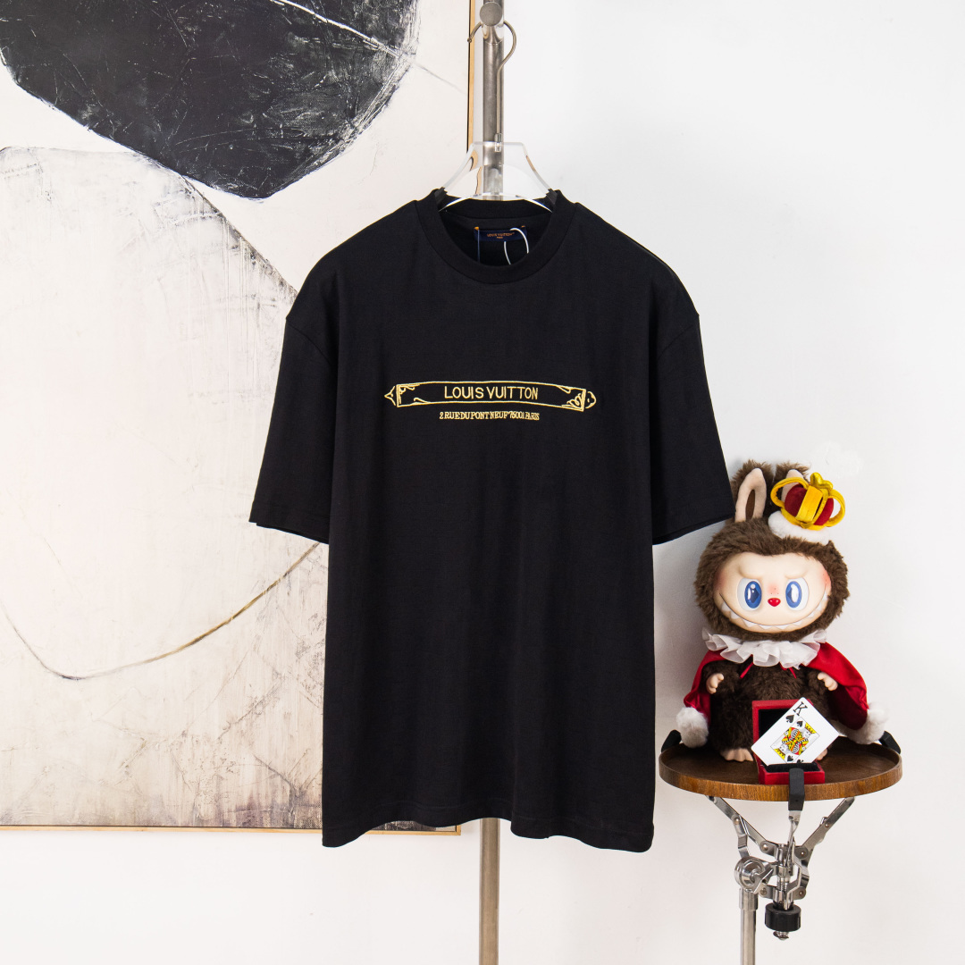 P130 zp版本［独家供应］ LOUIS VUITTON 25SSDAMIER珠地金丝刺绣T恤 正品8800购入 定织40支珠地提花面料，配套1*1索罗纳罗纹 面料提花，金丝刺绣，面料酵洗，定制1：1商标 宽松版型 颜色：黑 尺码：S …