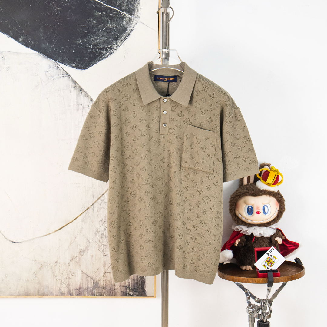 P130 zp版本［独家供应］ LOUIS VUITTON 镂空提花标识针织衫 面料：采用100%绵。［定染］ 工艺：进口14针毛织机，高度还原1：1效果。 工艺：成衣洗水-固色-固定版型。 本款棉质短袖马球衫采用Monogram网眼针织…