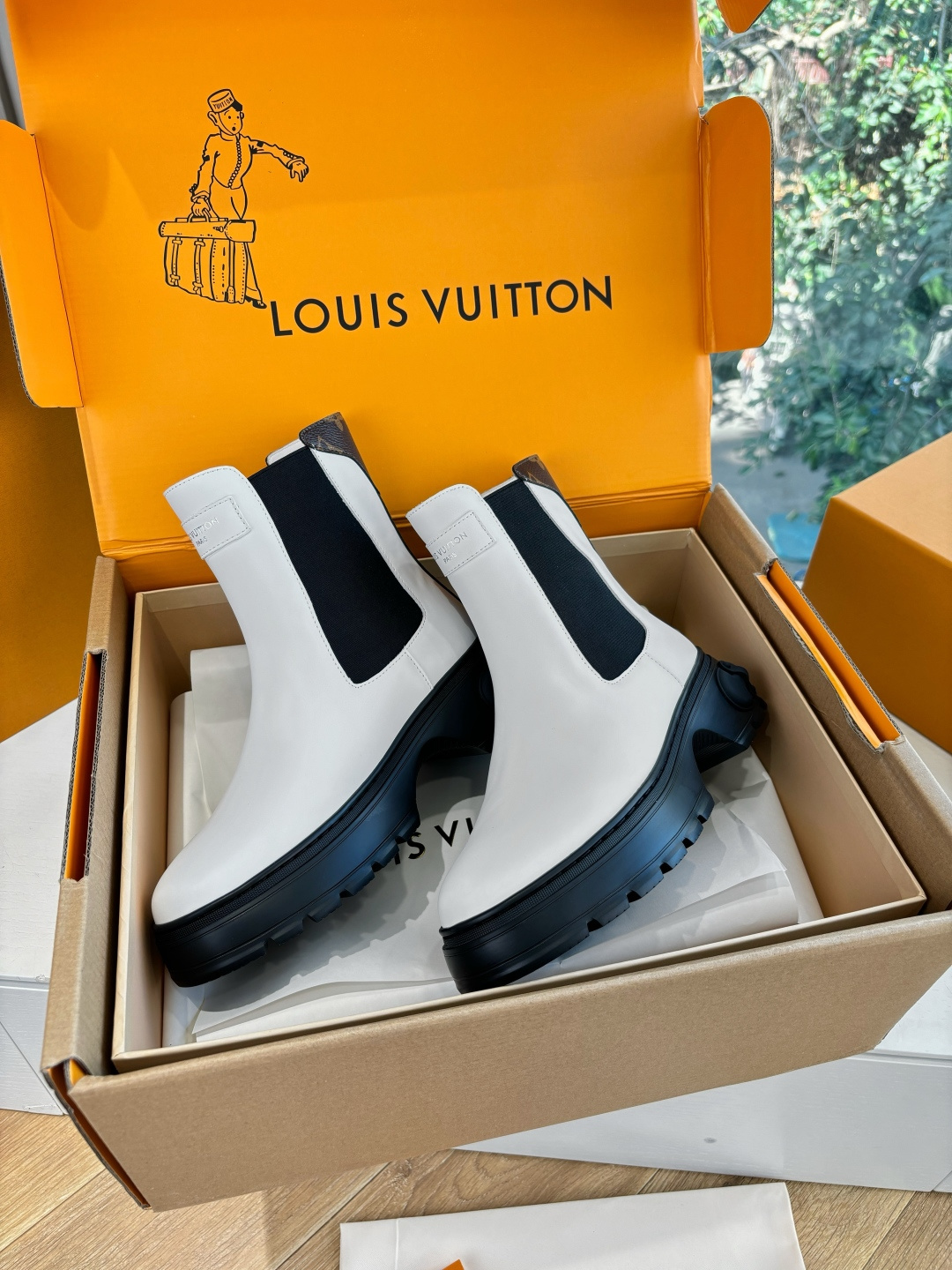 NO:626622,G049 Top quality LV Louis Vuitton Fei Dong co-branded catwalk style chubby thick sole casual sneakers Forrest Gump Chelsea boots This collection ranges from simple style sneakers to eye-catching running shoes. LV stands out with its signature thick sole and modern aesthetics, while other styles use luxurious suede, leather and canvas. Some sneaker designs are futuristic, emphasizing functionality and comfort, and moving towards sports-style luxury shoes. Fabric: Imported cowhide  Lining: Cowhide Sole: Original sole Sole thickness 3CM Size: 35-41 (40.41 customization is non-returnable and non-exchangeable), boots, louis vuitton, louis vuitton, boots, sneakers, cowhide, chamois leather19860909G049顶级品质LV路易威登 菲董 联名 走秀款 胖丁 厚底 休闲 运动鞋 阿甘鞋切尔西短靴 此次系列包括从简约风格的运动鞋到引人注目的跑鞋.LV以其标志性的厚底和现代美学脱颖而出,而其他款式则采用了奢华的麂皮、皮革和帆布等材质.一些运动鞋设计富有未来感,强调功能性与舒适性,并向运动风格的奢华鞋履迈进 面料 : 进口牛皮 内里 : 牛皮 鞋底 : 原版鞋底 底厚 3CM Size : 35-41(40.41定制不退不换),靴子,louis vuitton,louis vuitton,boots,sneakers,cowhide,chamois leather,Women's Shoes