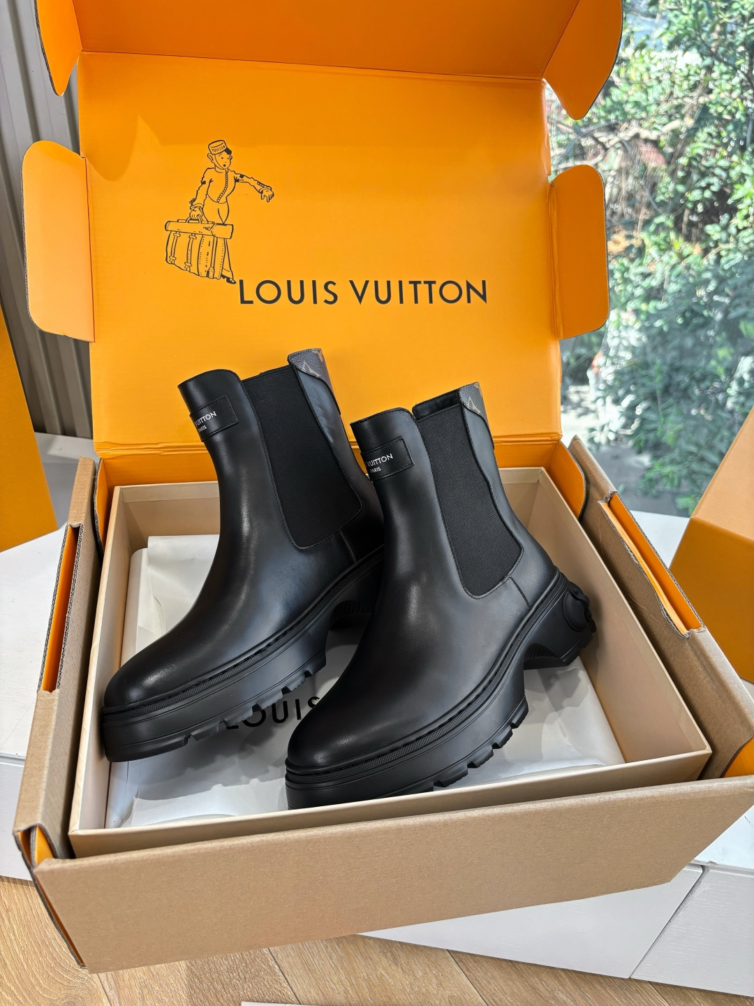 NO:626616,G049 Top quality LV Louis Vuitton Fei Dong co-branded catwalk style chubby thick sole casual sneakers Forrest Gump Chelsea boots This collection ranges from simple style sneakers to eye-catching running shoes. LV stands out with its signature thick sole and modern aesthetics, while other styles use luxurious suede, leather and canvas. Some sneaker designs are futuristic, emphasizing functionality and comfort, and moving towards sports-style luxury shoes. Fabric: Imported cowhide  Lining: Cowhide Sole: Original molded sole Sole thickness 3CM Size: 35-41 (40.41 customization is non-returnable and non-exchangeable), boots, louis vuitton, louis vuitton, boots, sneakers, cowhide, chamois leather19860909G049顶级品质LV路易威登 菲董 联名 走秀款 胖丁 厚底 休闲 运动鞋 阿甘鞋切尔西短靴 此次系列包括从简约风格的运动鞋到引人注目的跑鞋.LV以其标志性的厚底和现代美学脱颖而出,而其他款式则采用了奢华的麂皮、皮革和帆布等材质.一些运动鞋设计富有未来感,强调功能性与舒适性,并向运动风格的奢华鞋履迈进 面料 : 进口牛皮 内里 : 牛皮 鞋底 : 原版开模鞋底 底厚 3CM Size : 35-41(40.41定制不退不换),靴子,louis vuitton,louis vuitton,boots,sneakers,cowhide,chamois leather,Women's Shoes