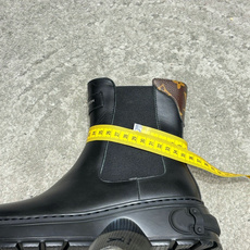 G049顶级品质LV路易威登 菲董 联名 走秀款 胖丁 厚底 休闲 运动鞋 阿甘鞋切尔西短靴 此次系列包括从简约风格的运 G049顶级品质LV路易威登 菲董 联名 走秀款 胖丁 厚底 休闲 运动鞋 阿甘鞋切尔西短靴 此次系列包括从简约风格的运