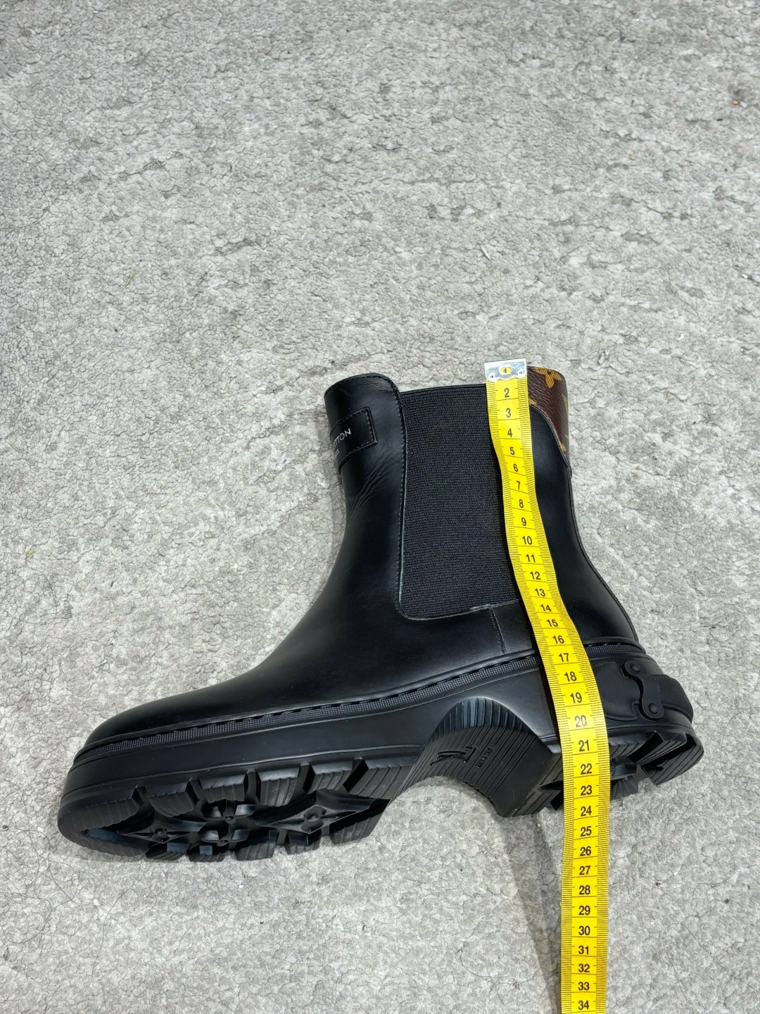 G049顶级品质LV路易威登 菲董 联名 走秀款 胖丁 厚底 休闲 运动鞋 阿甘鞋切尔西短靴 此次系列包括从简约风格的运