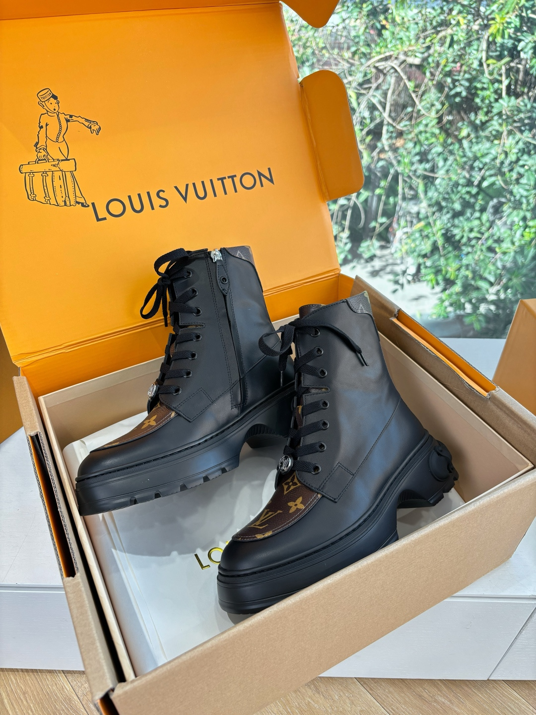 NO:626629,G049 Top quality LV Louis Vuitton Fei Dong co-branded catwalk style chubby thick sole casual sneakers Forrest Gump Chelsea boots This collection ranges from simple style sneakers to eye-catching running shoes. LV stands out with its signature thick sole and modern aesthetics, while other styles use luxurious suede, leather and canvas. Some sneaker designs are futuristic, emphasizing functionality and comfort, and moving towards sports-style luxury shoes. Fabric: Imported cowhide  Lining: Cowhide Sole: Original molded sole Sole thickness 3CM Size: 35-41 (40.41 customization is non-returnable and non-exchangeable), boots, louis vuitton, louis vuitton, boots, sneakers, cowhide, chamois leather19860909G049顶级品质LV路易威登 菲董 联名 走秀款 胖丁 厚底 休闲 运动鞋 阿甘鞋切尔西短靴 此次系列包括从简约风格的运动鞋到引人注目的跑鞋.LV以其标志性的厚底和现代美学脱颖而出,而其他款式则采用了奢华的麂皮、皮革和帆布等材质.一些运动鞋设计富有未来感,强调功能性与舒适性,并向运动风格的奢华鞋履迈进 面料 : 进口牛皮 内里 : 牛皮 鞋底 : 原版开模鞋底 底厚 3CM Size : 35-41(40.41定制不退不换),靴子,louis vuitton,louis vuitton,boots,sneakers,cowhide,chamois leather,Women's Shoes