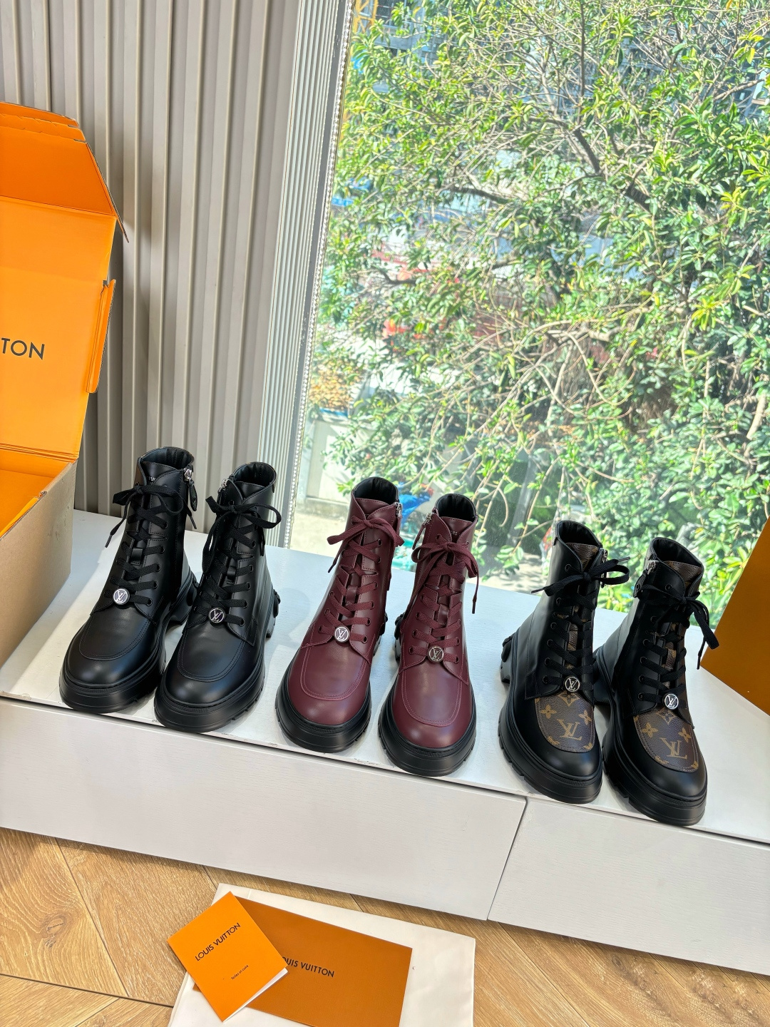 G049顶级品质LV路易威登 菲董 联名 走秀款 胖丁 厚底 休闲 运动鞋 阿甘鞋切尔西短靴 此次系列包括从简约风格的运 G049顶级品质LV路易威登 菲董 联名 走秀款 胖丁 厚底 休闲 运动鞋 阿甘鞋切尔西短靴 此次系列包括从简约风格的运