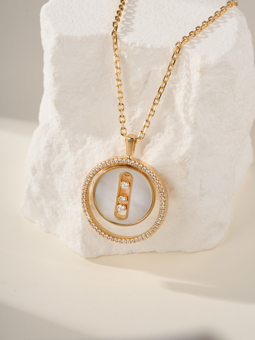“Delicate Treasure Necklace: Messika’s Simple Elegance for a Sense of Excellence”