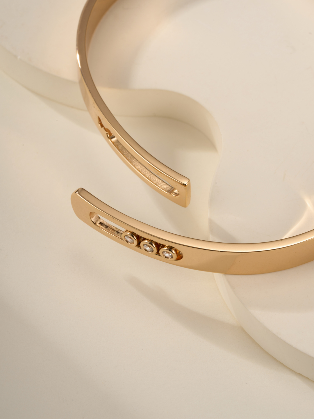 Elegant Messika Move Rumane Diamond Bracelet: Summer Glamour for Women. - 图片 8