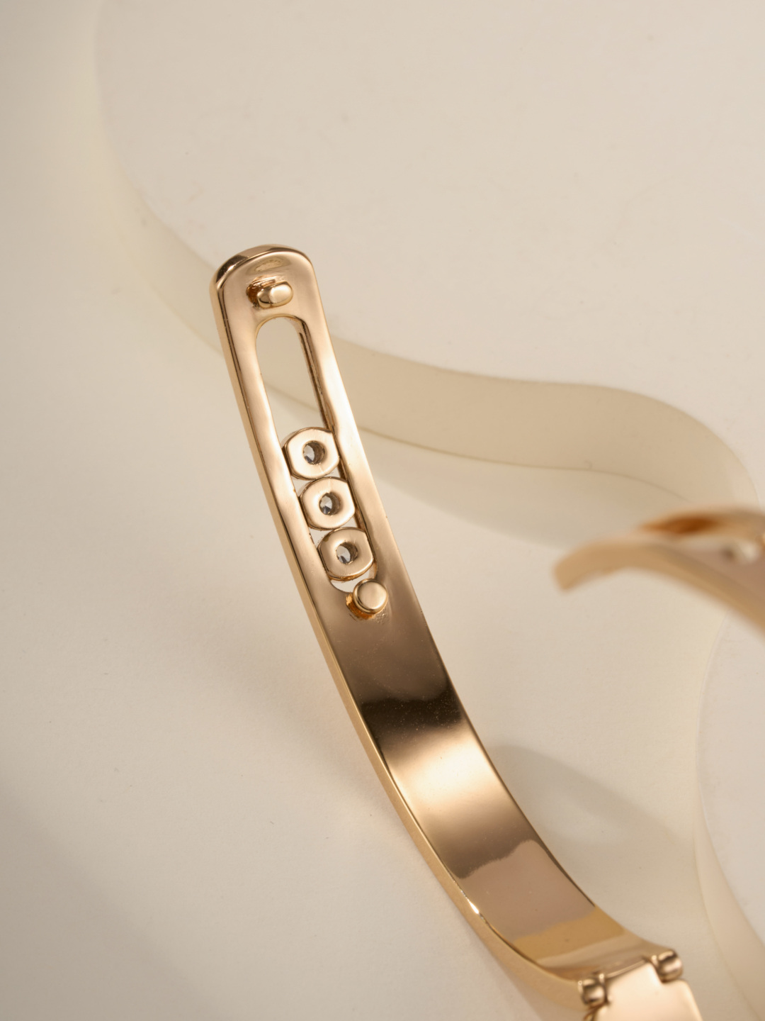 Elegant Messika Move Rumane Diamond Bracelet: Summer Glamour for Women. - 图片 9