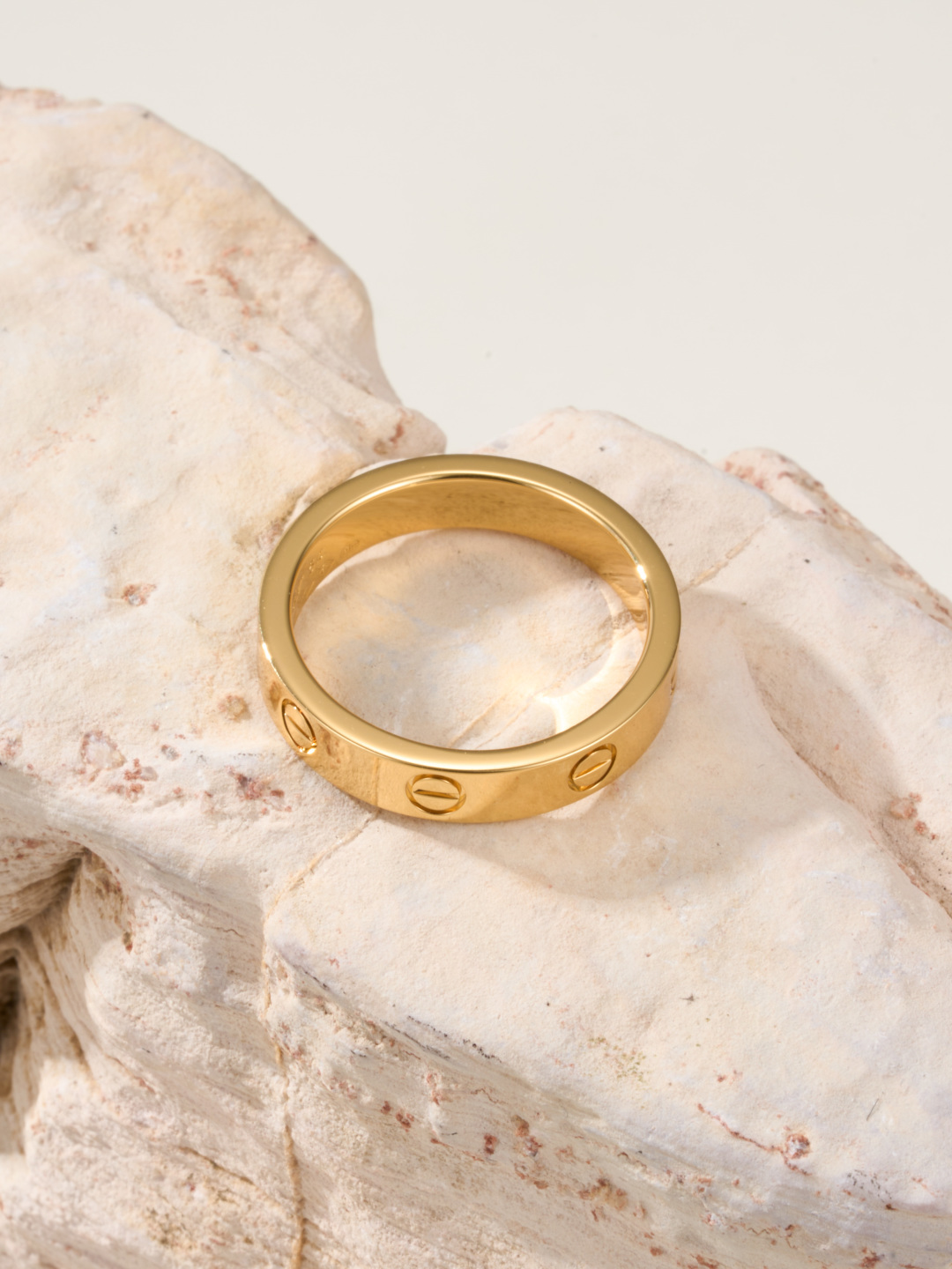 
奢品推荐 love 窄式无钻love对戒💍（尺寸56789美号）
✨现在的情侣十有八九都会选择love