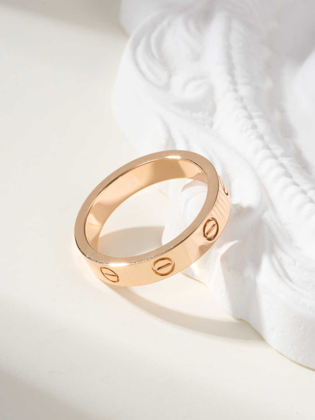 
奢品推荐 love 窄式无钻love对戒💍（尺寸56789美号）
✨现在的情侣十有八九都会选择love
