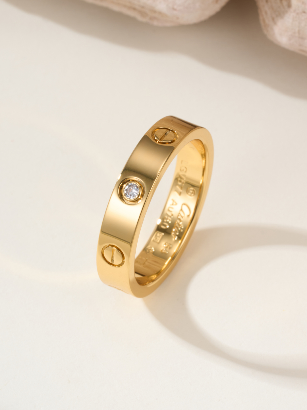 
奢品推荐 love 窄式单钻love对戒💍（尺寸56789美号）
✨现在的情侣十有八九都会选择love