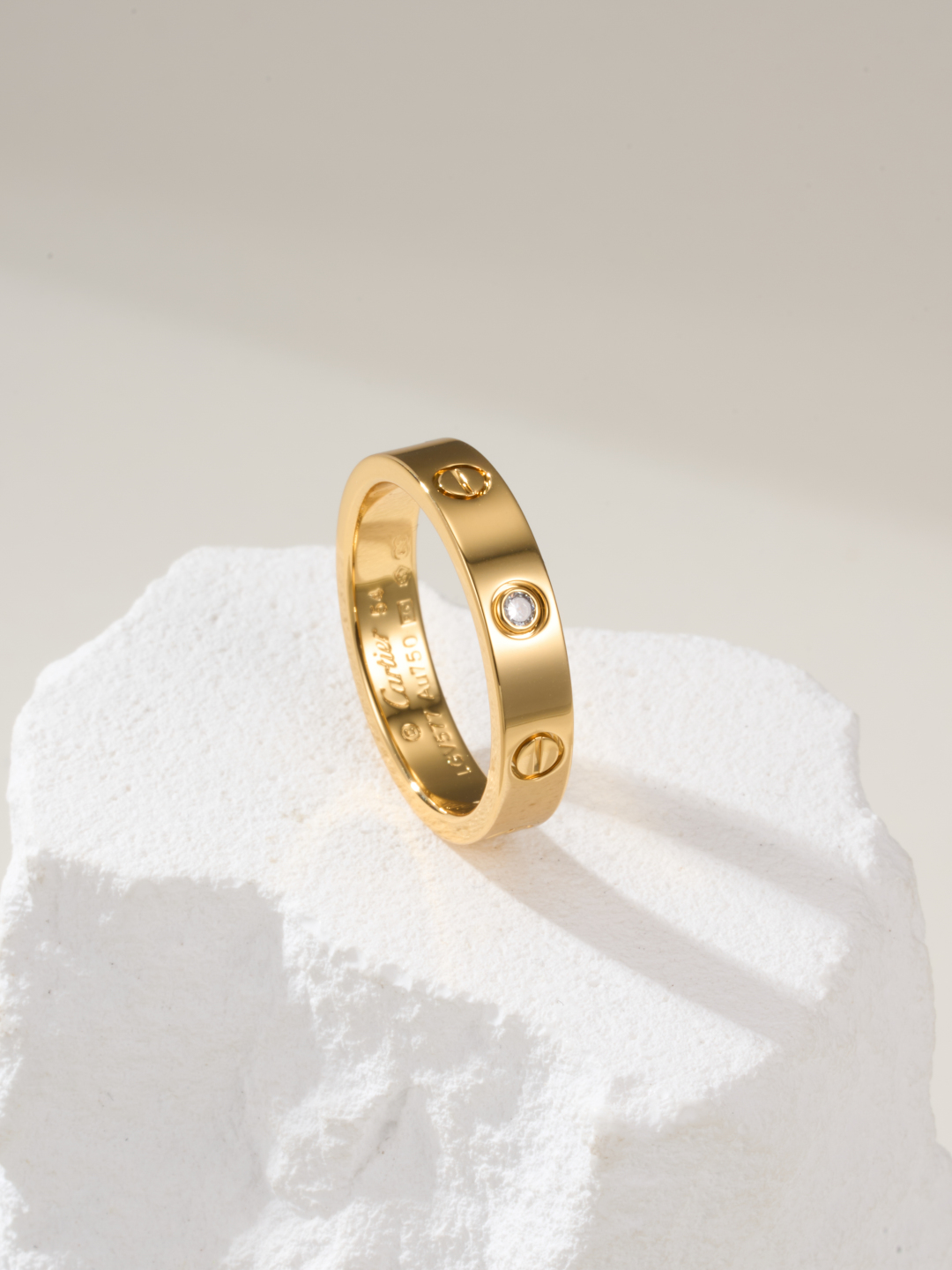 
奢品推荐 love 窄式单钻love对戒💍（尺寸56789美号）
✨现在的情侣十有八九都会选择love