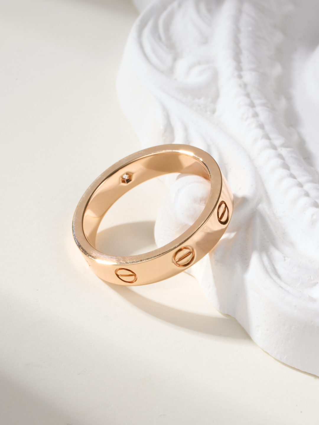 
奢品推荐 love 窄式单钻love对戒💍（尺寸56789美号）
✨现在的情侣十有八九都会选择love