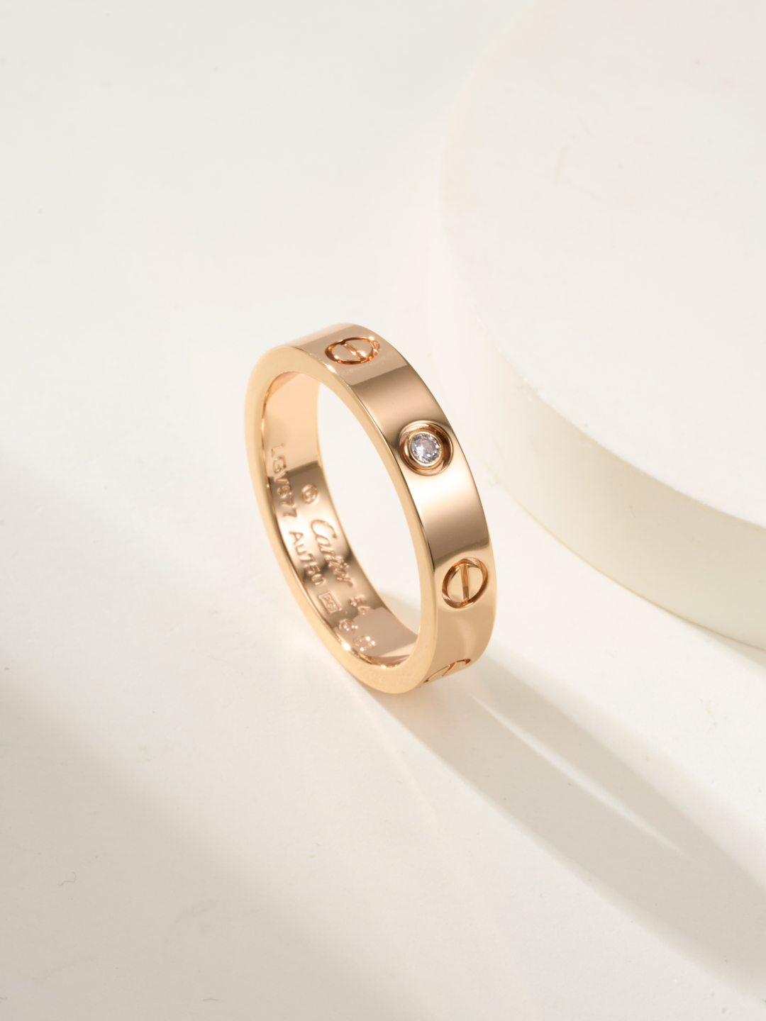 
奢品推荐 love 窄式单钻love对戒💍（尺寸56789美号）
✨现在的情侣十有八九都会选择love