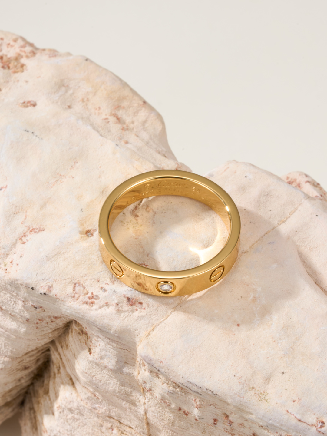 
奢品推荐 love 窄式单钻love对戒💍（尺寸56789美号）
✨现在的情侣十有八九都会选择love