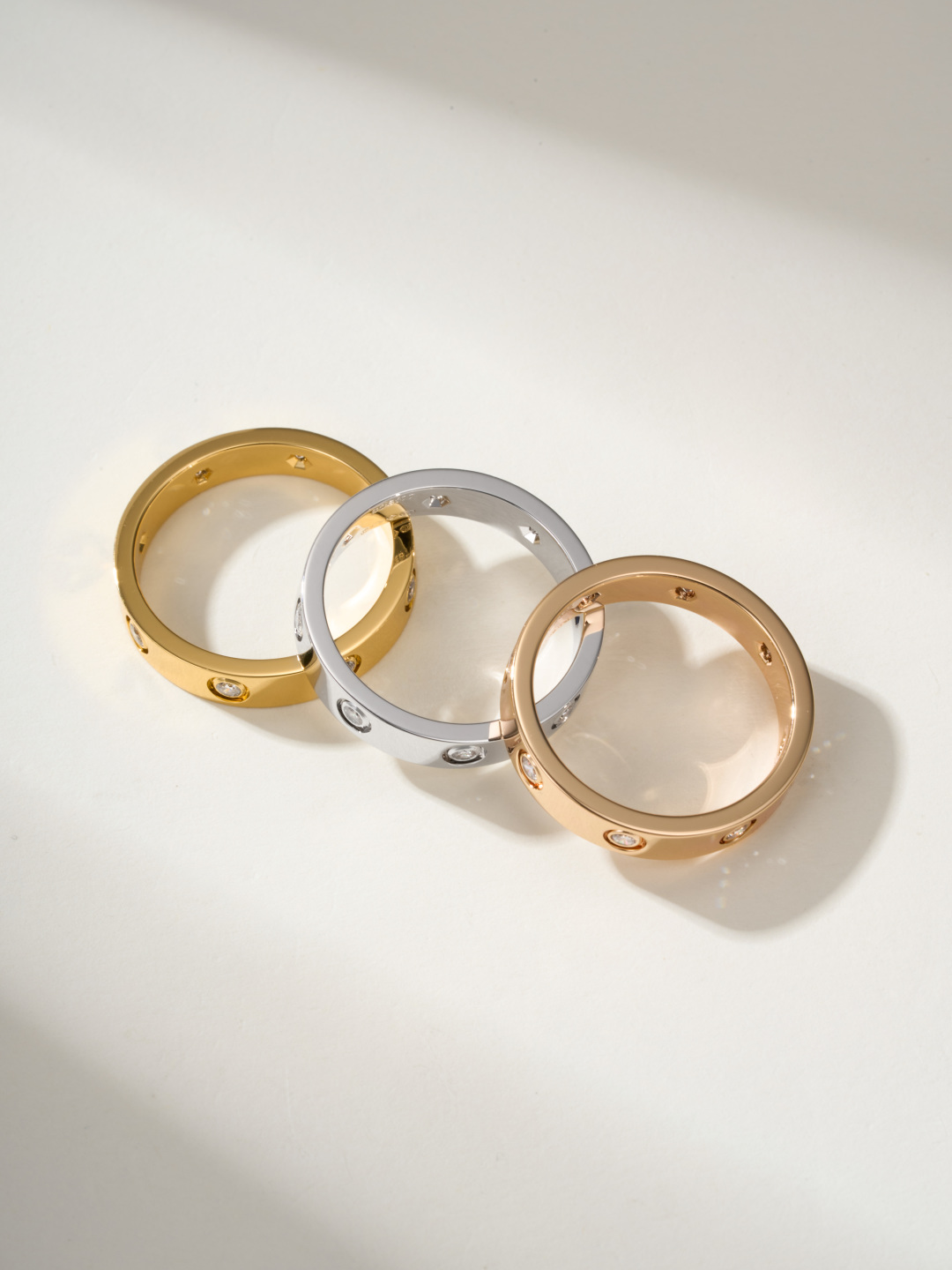 
奢品推荐 love 窄式8钻love对戒💍（尺寸56789美号）
✨现在的情侣十有八九都会选择love