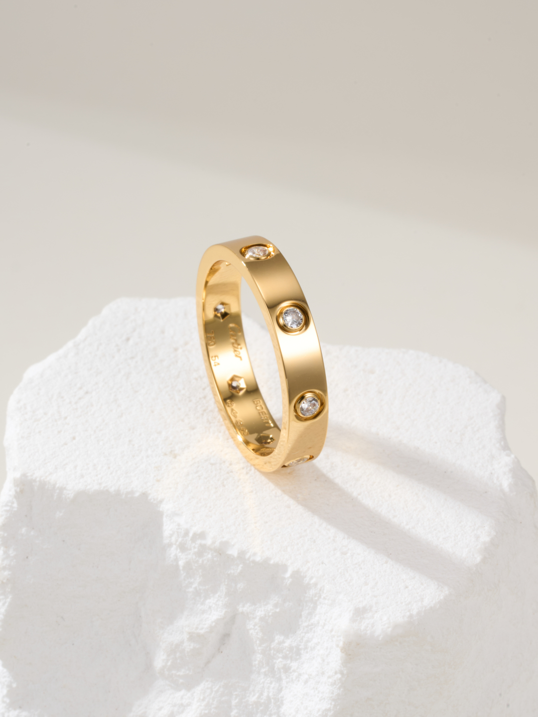 
奢品推荐 love 窄式8钻love对戒💍（尺寸56789美号）
✨现在的情侣十有八九都会选择love