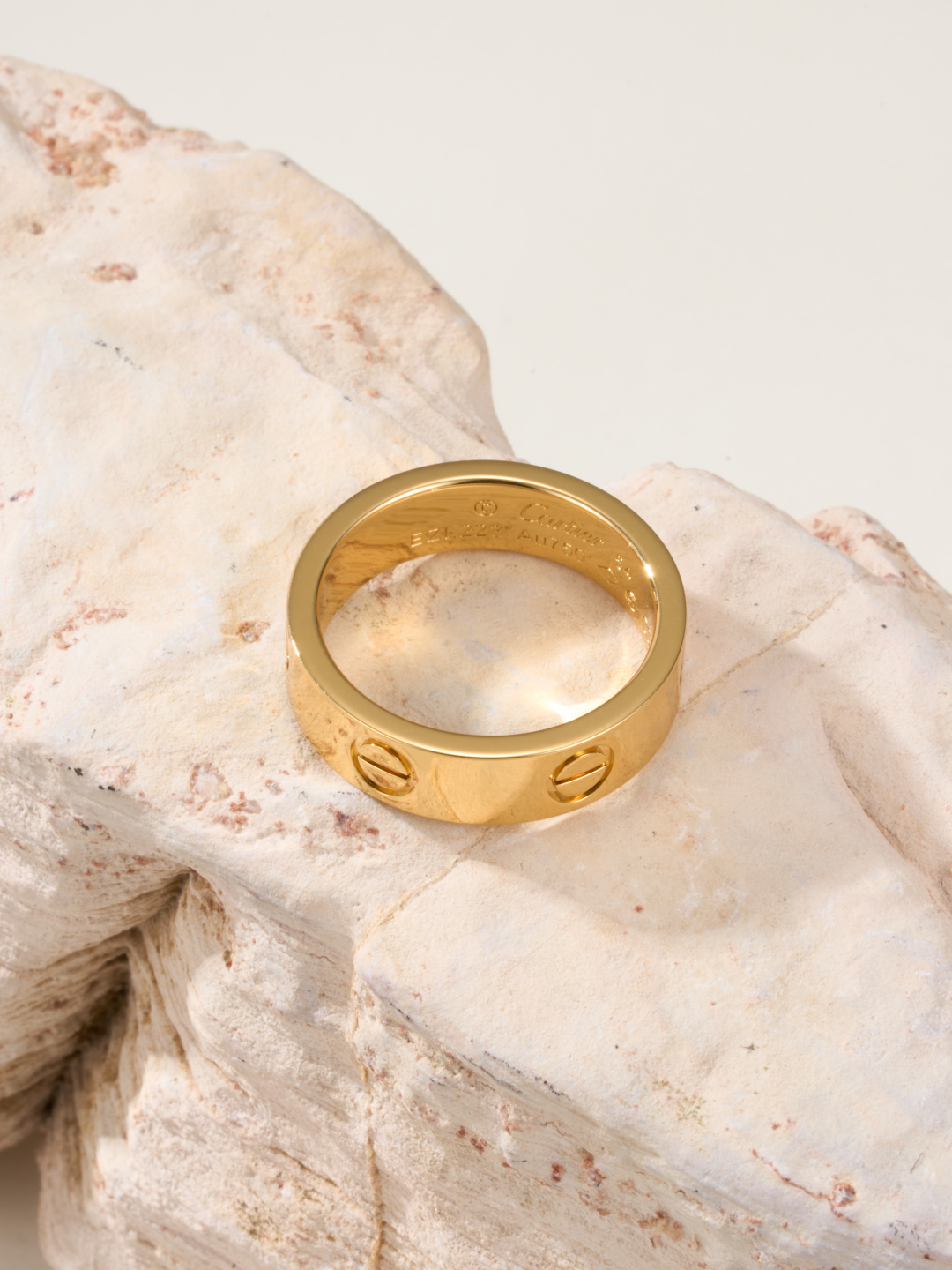 
奢品推荐 love 宽版无钻对戒💍（尺寸56789美号）
✨现在的情侣十有八九都会选择love戒指，搭