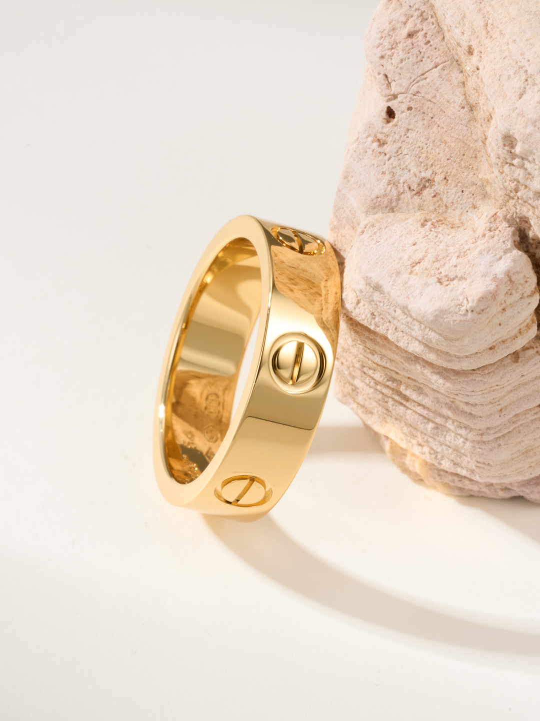 
奢品推荐 love 宽版无钻对戒💍（尺寸56789美号）
✨现在的情侣十有八九都会选择love戒指，搭