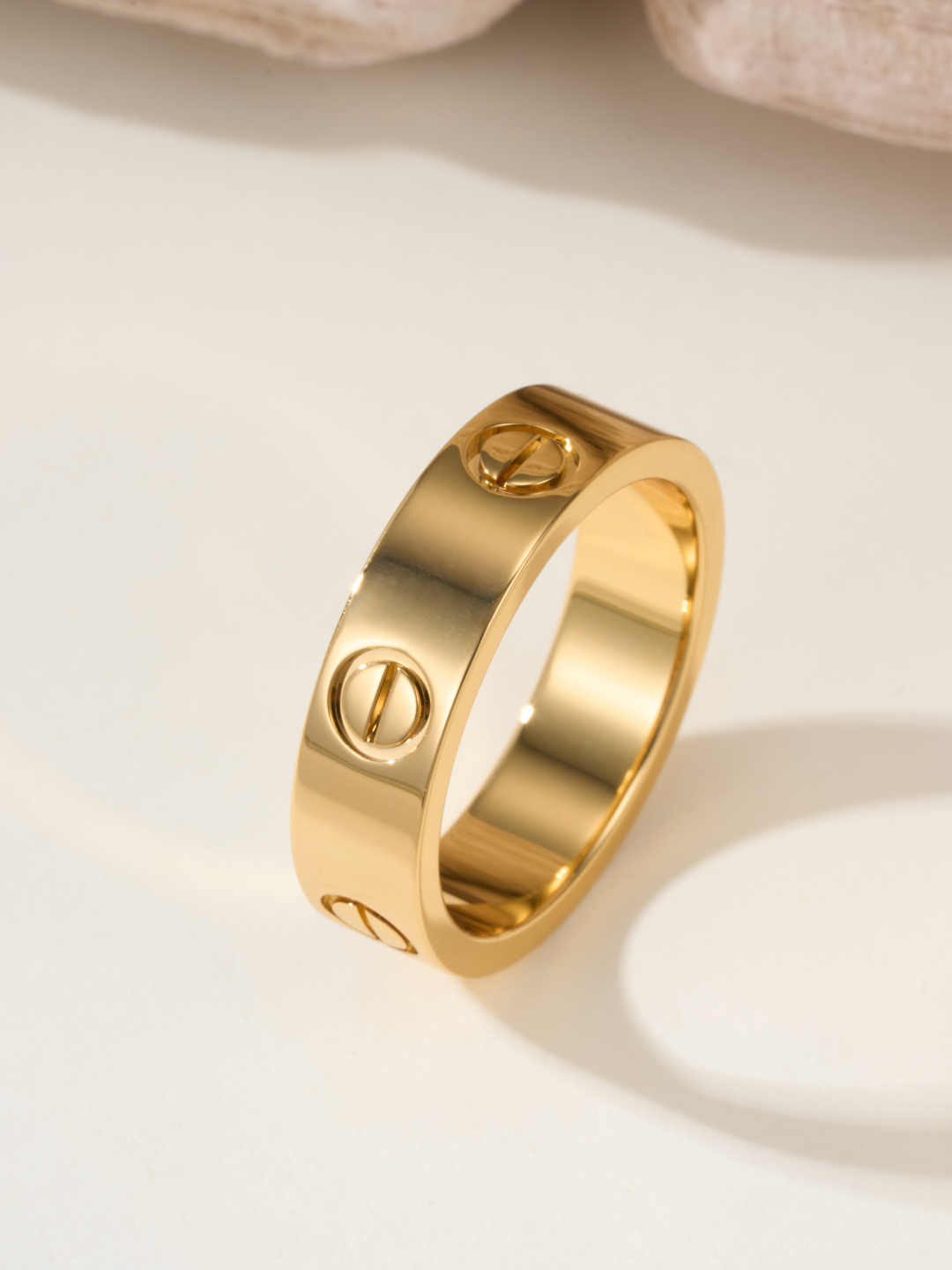 
奢品推荐 love 宽版无钻对戒💍（尺寸56789美号）
✨现在的情侣十有八九都会选择love戒指，搭