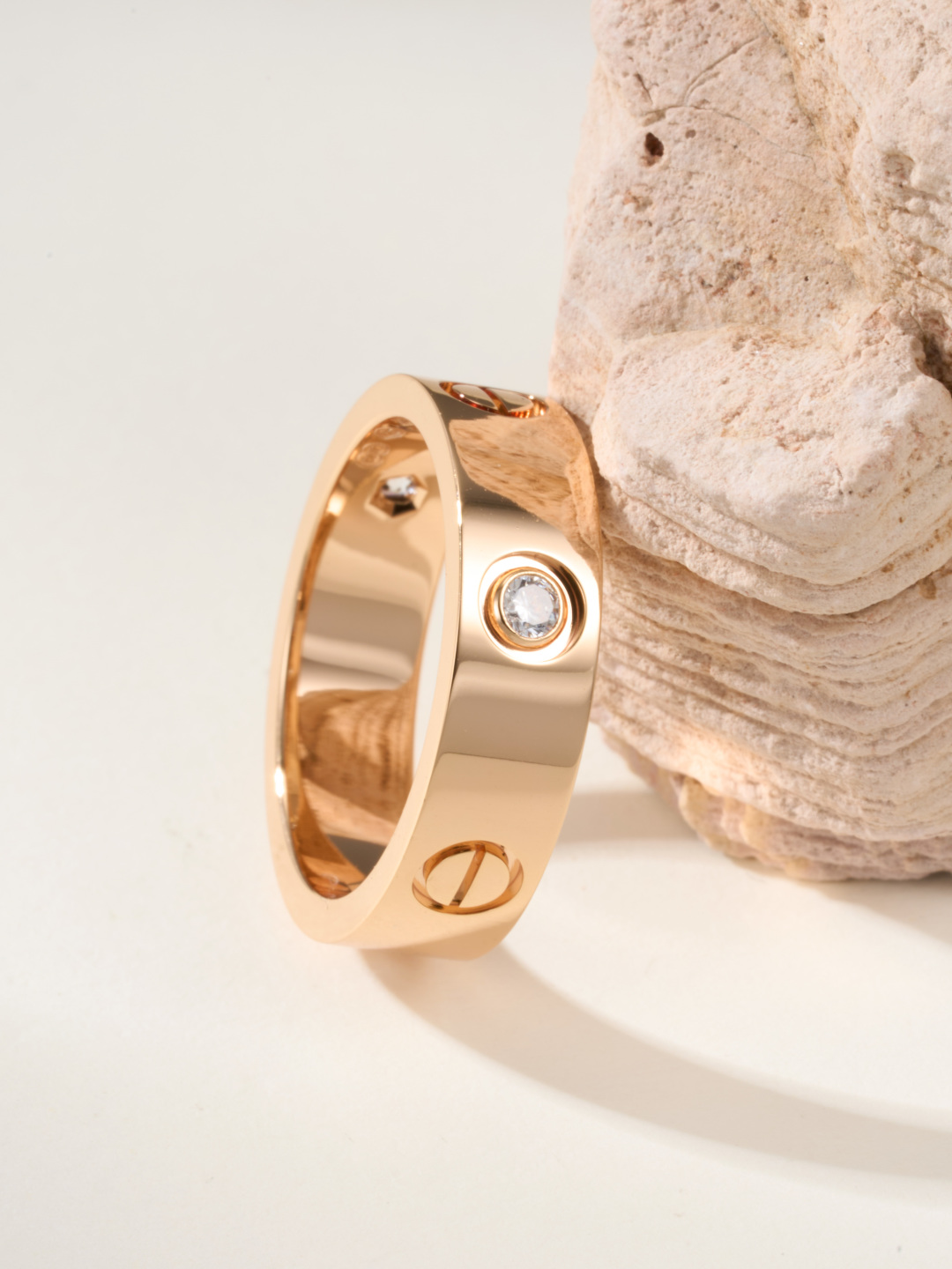 
奢品推荐 love 宽版三钻love对戒💍（尺寸56789美号）
✨现在的情侣十有八九都会选择love