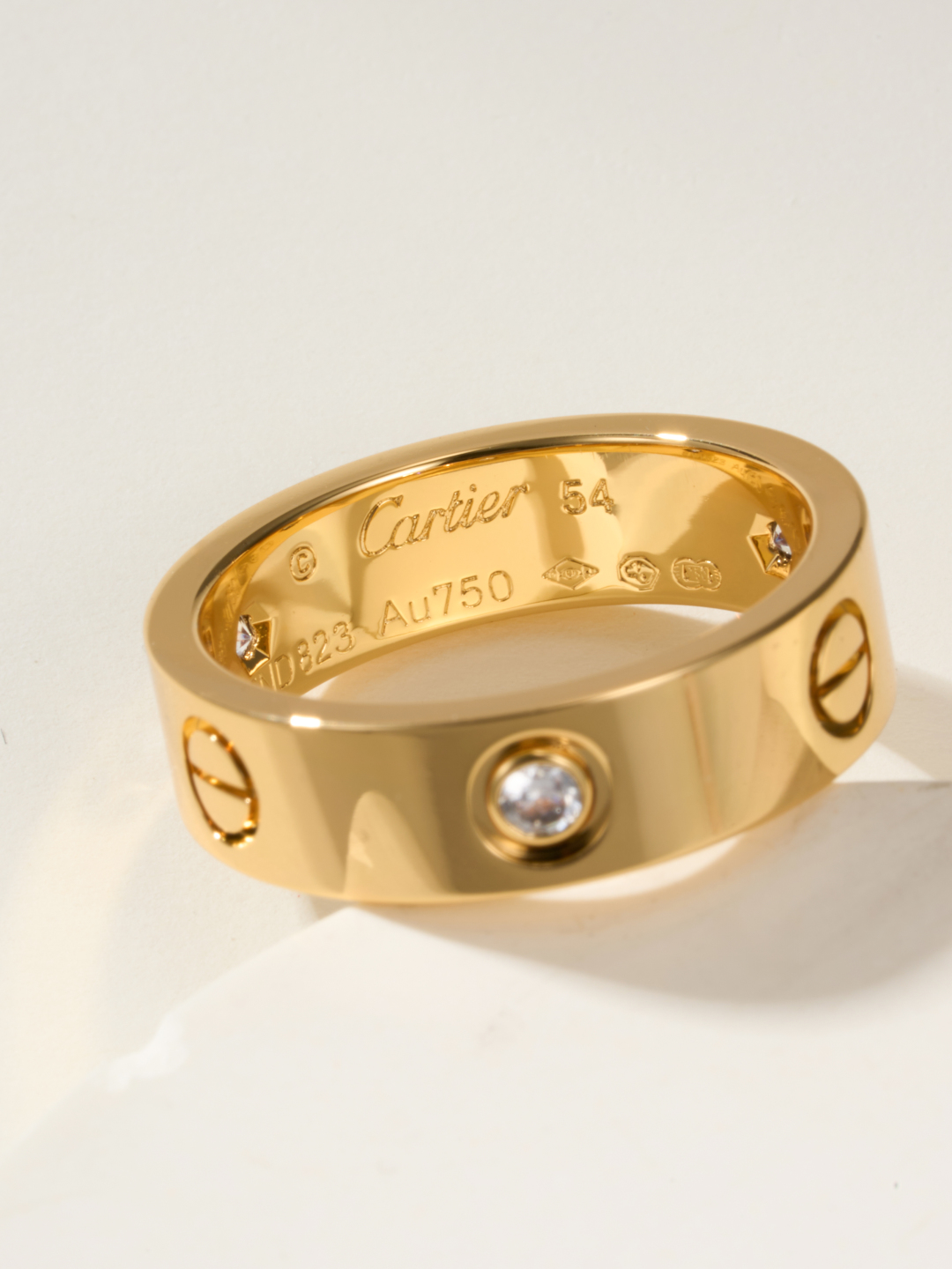 
奢品推荐 love 宽版三钻love对戒💍（尺寸56789美号）
✨现在的情侣十有八九都会选择love