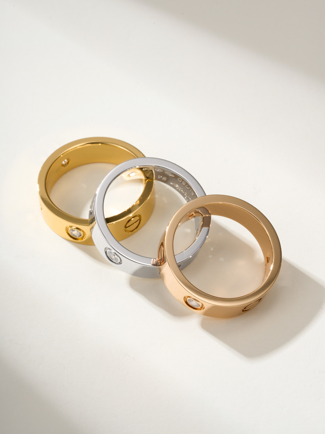 
奢品推荐 love 宽版三钻love对戒💍（尺寸56789美号）
✨现在的情侣十有八九都会选择love