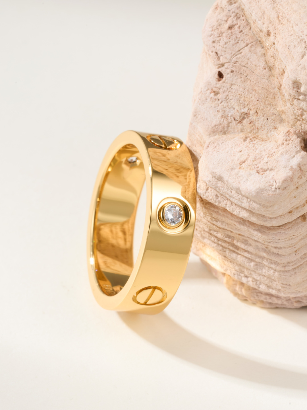 
奢品推荐 love 宽版三钻love对戒💍（尺寸56789美号）
✨现在的情侣十有八九都会选择love
