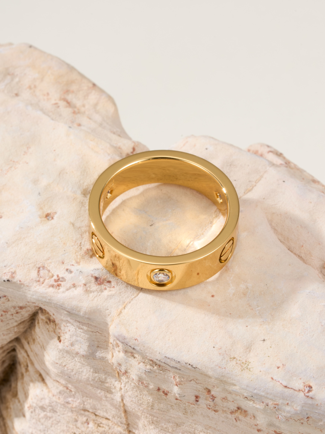 
奢品推荐 love 宽版三钻love对戒💍（尺寸56789美号）
✨现在的情侣十有八九都会选择love