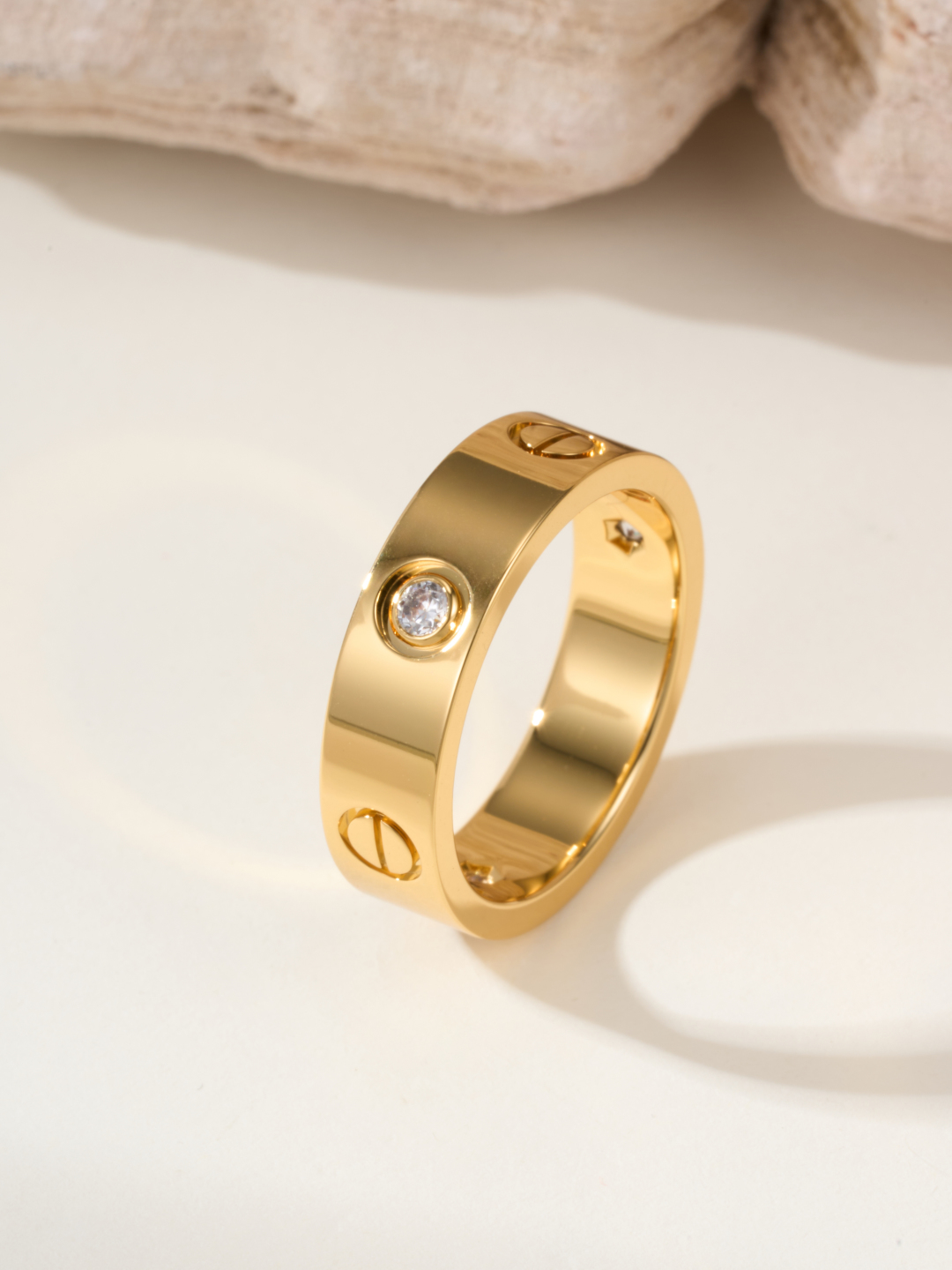 
奢品推荐 love 宽版三钻love对戒💍（尺寸56789美号）
✨现在的情侣十有八九都会选择love