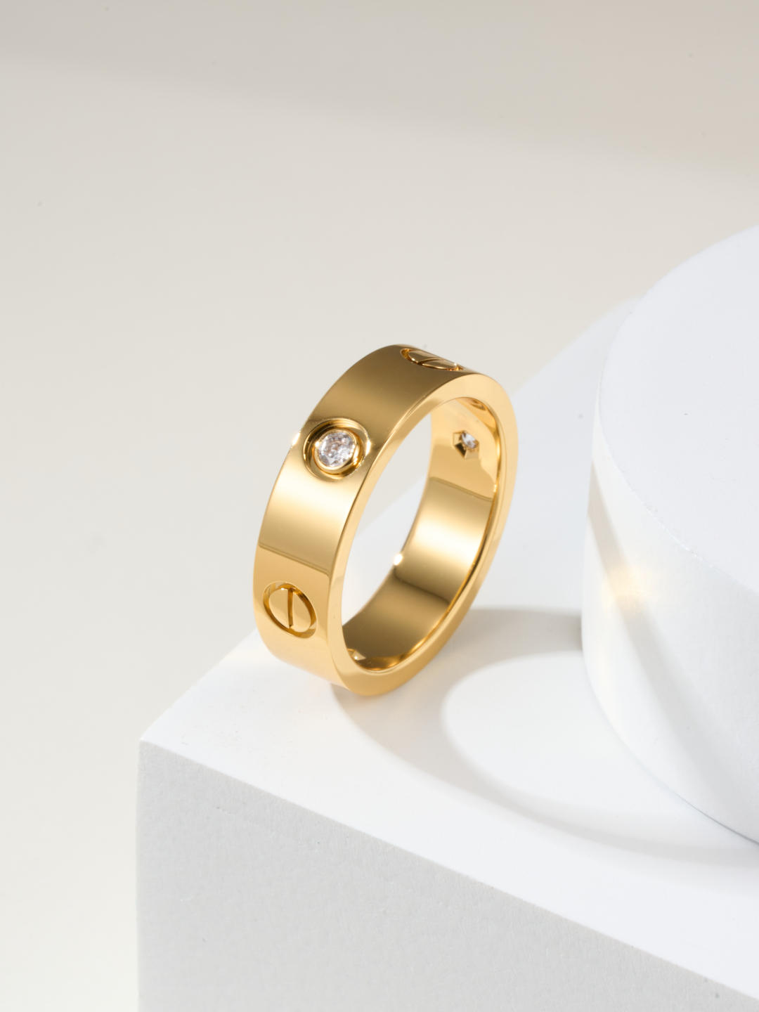 
奢品推荐 love 宽版三钻love对戒💍（尺寸56789美号）
✨现在的情侣十有八九都会选择love