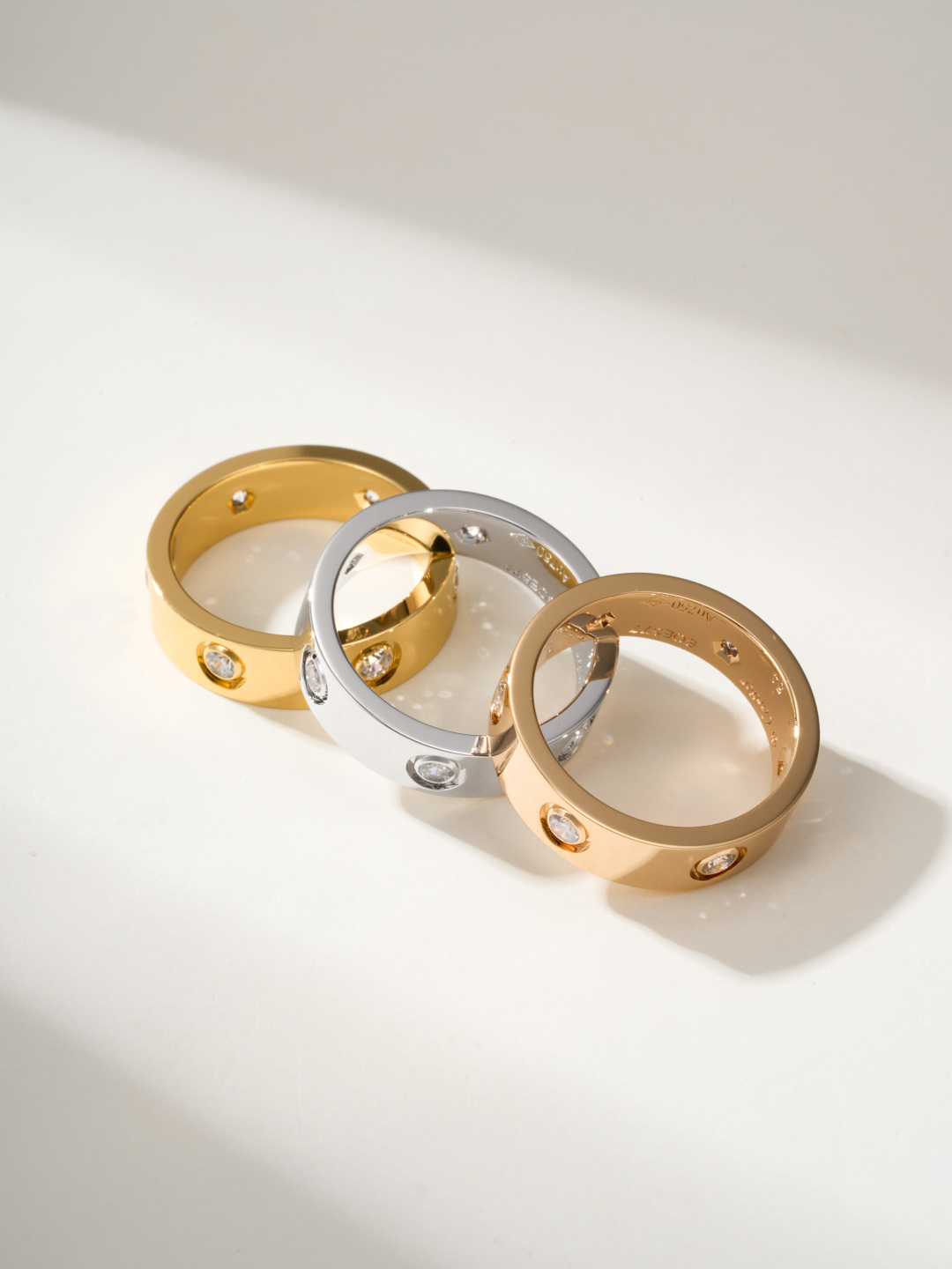 
奢品推荐 love 宽版六钻love对戒💍（尺寸56789美号）
✨现在的情侣十有八九都会选择love